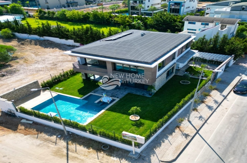 Romslig 4+1 Villa med Basseng & Lekeplass for Barn, BELEK Senter