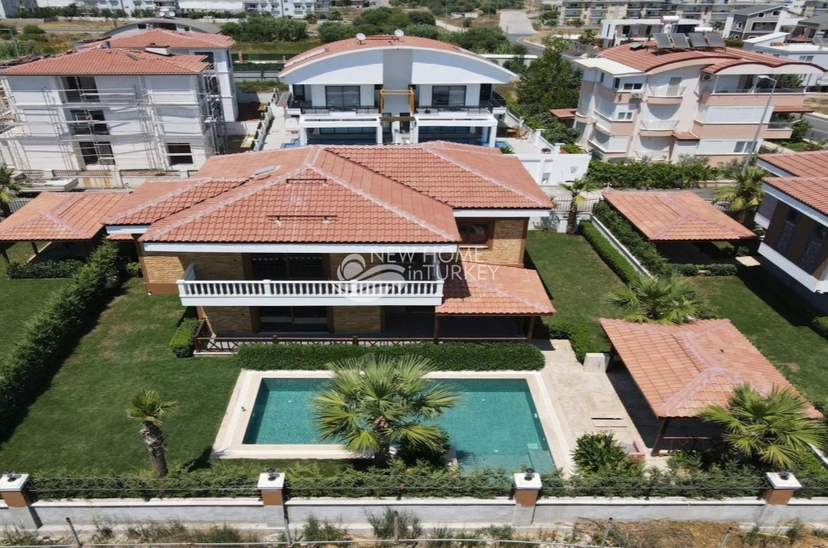 Luxuriöse 4+1 Villa mit Bergblick, Belek