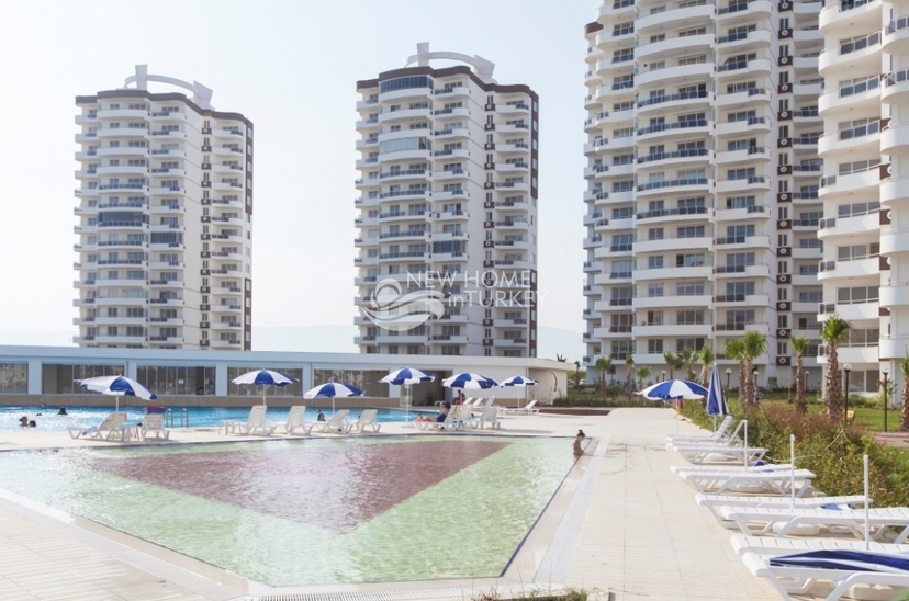 Luxury 1+1 Apartment with Castle and Mountain Views, Mersin