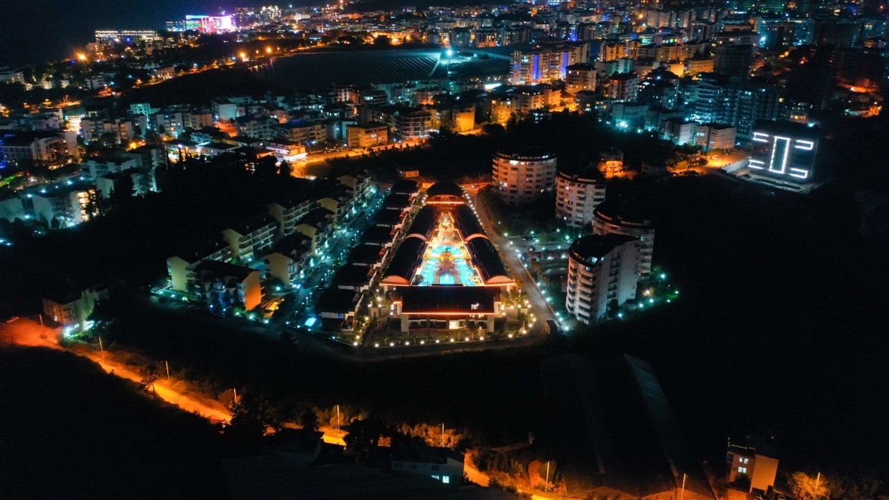 Lyxig 1+1 lägenhet med slott- och bergsutsikt i Avsallar, Alanya