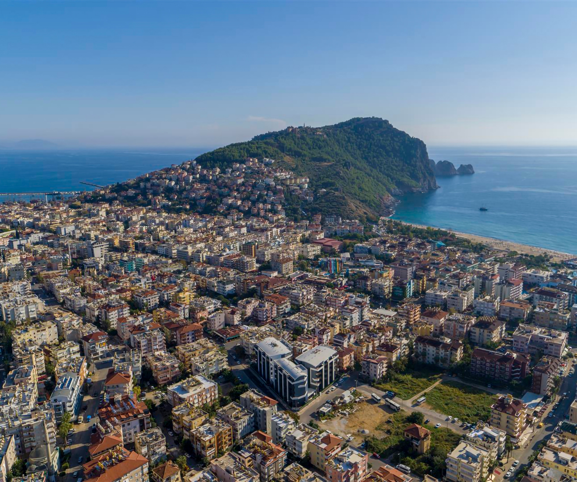 Luksus 2+1 Lejlighed med Hav, Slot og Bjergudsigt i Alanya Center