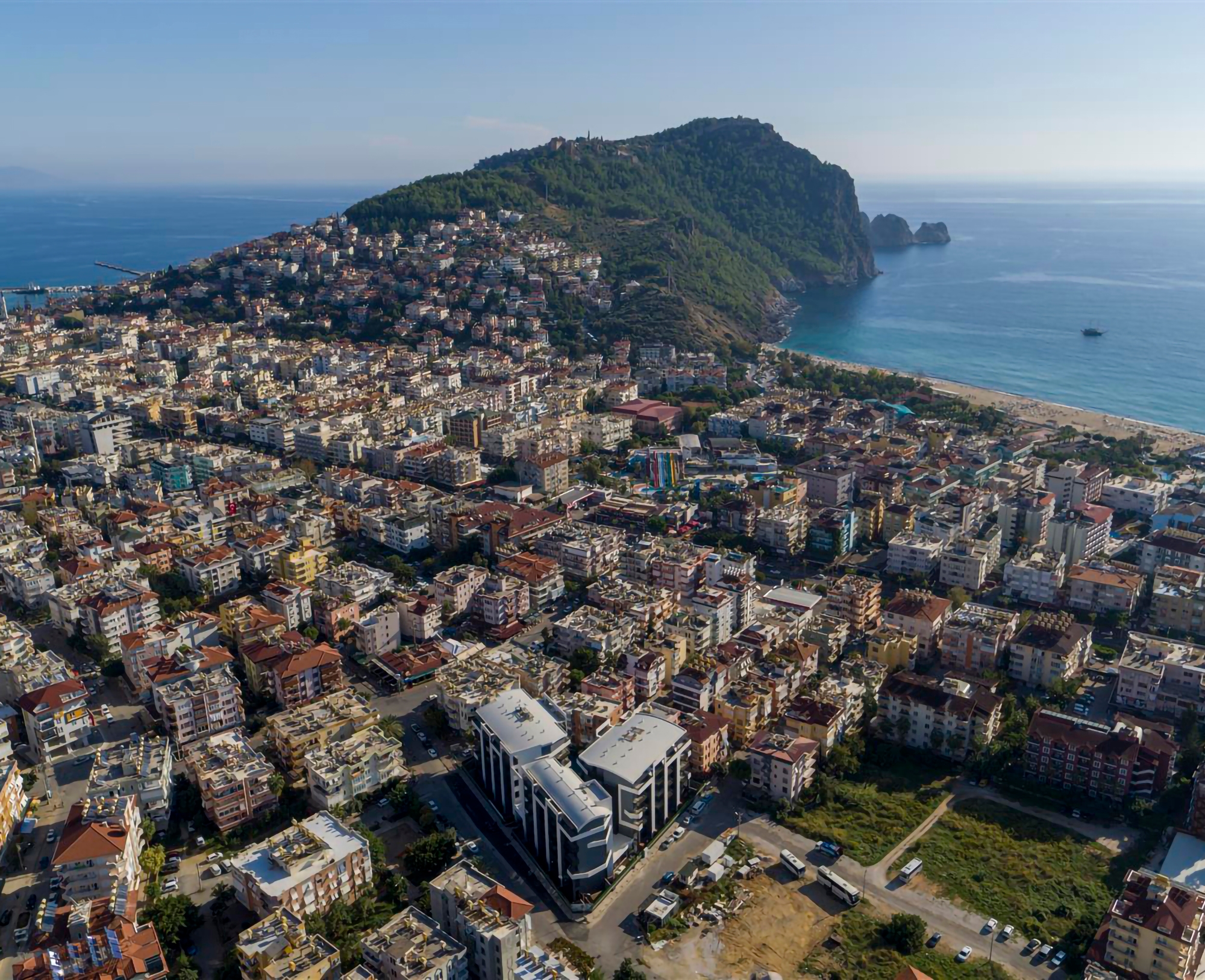 Luksus 2+1 Lejlighed med Hav, Slot og Bjergudsigt i Alanya Center