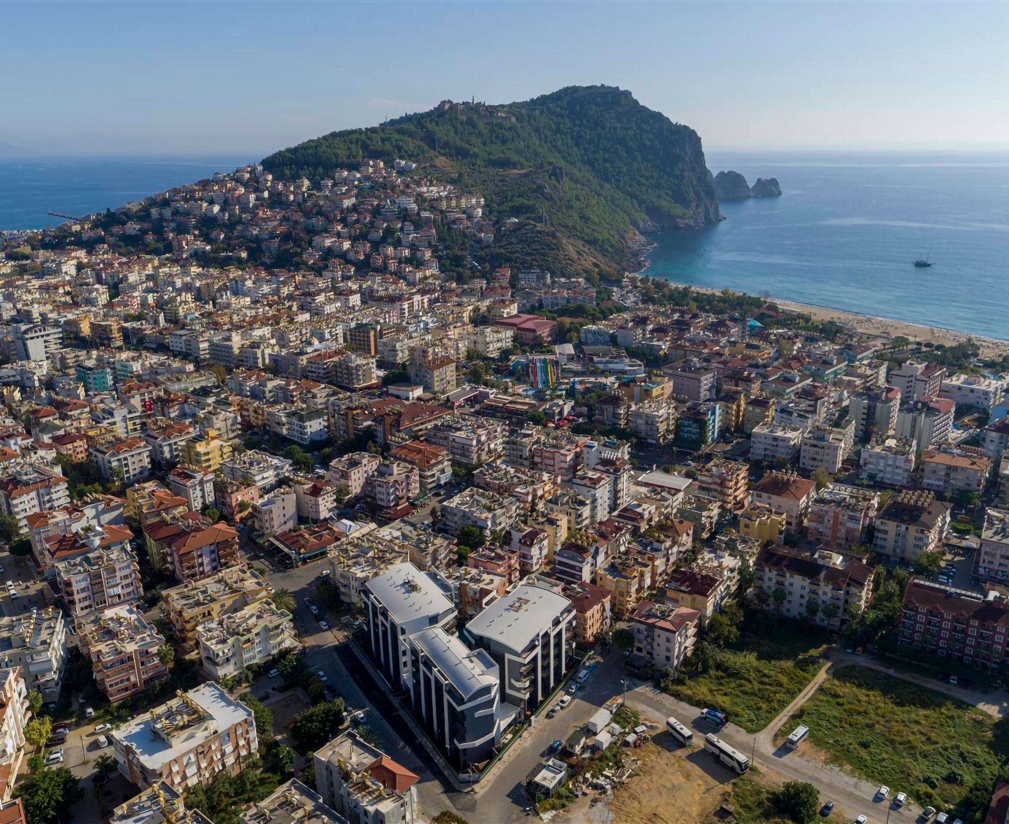 Luksus 2+1 Lejlighed med Hav, Slot og Bjergudsigt i Alanya Center