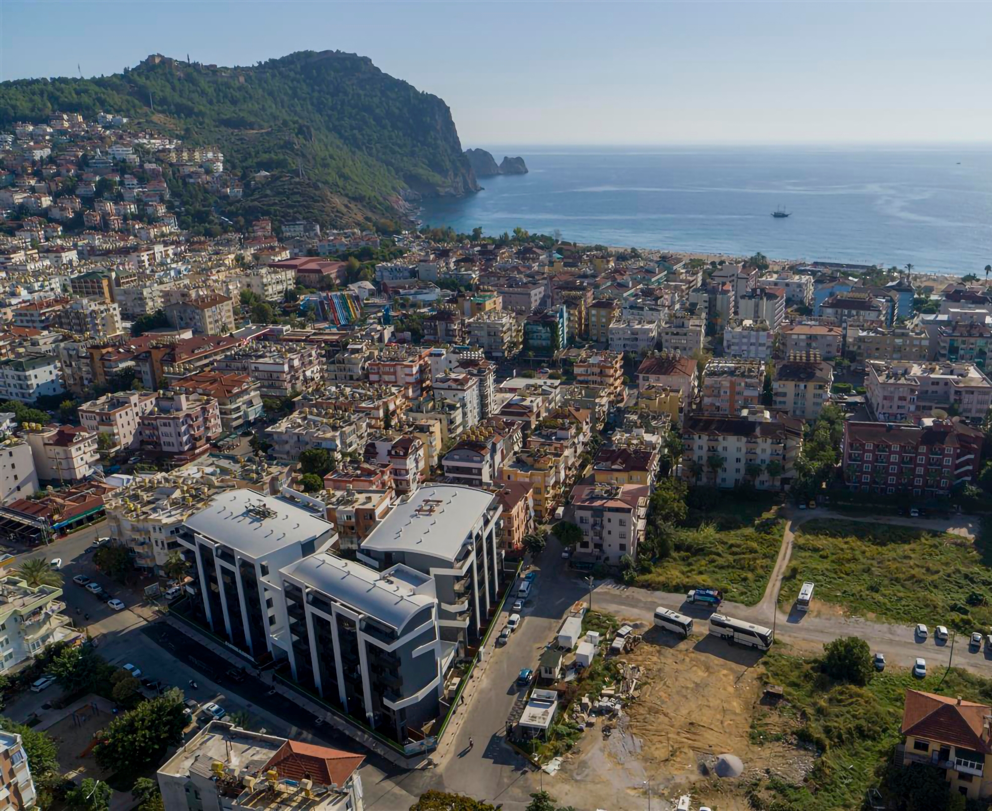 Luksus 2+1 Lejlighed med Hav, Slot og Bjergudsigt i Alanya Center