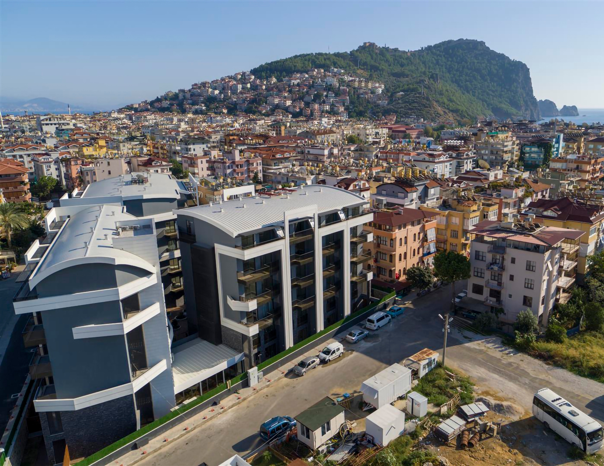 Luksus 2+1 Lejlighed med Hav, Slot og Bjergudsigt i Alanya Center