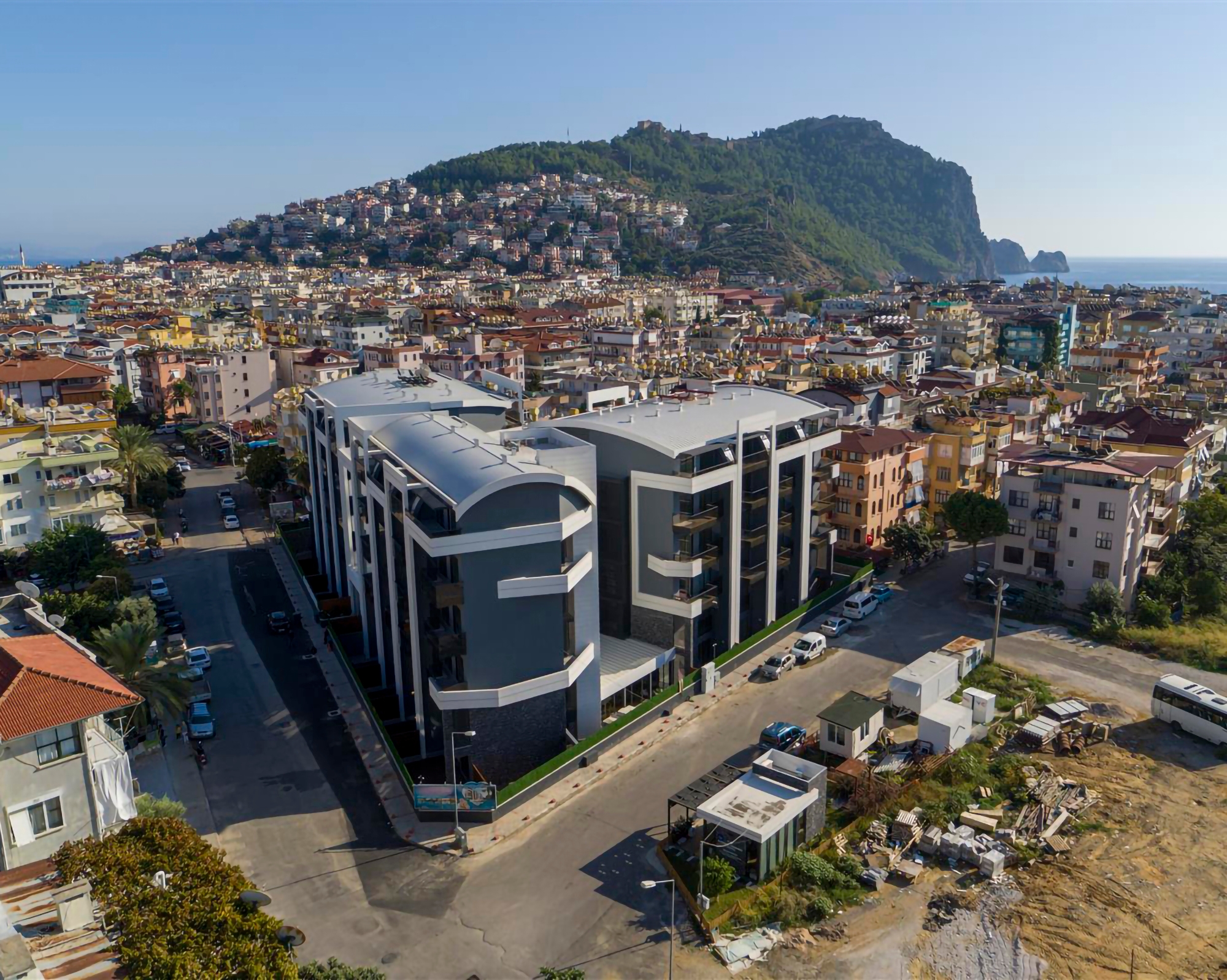 Luksus 2+1 Lejlighed med Hav, Slot og Bjergudsigt i Alanya Center