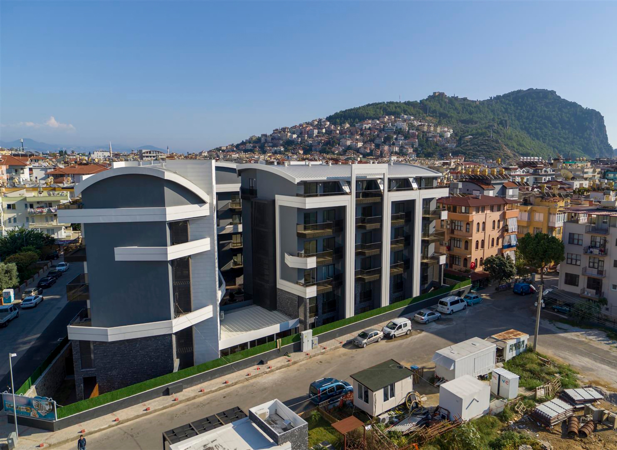 Luksus 2+1 Lejlighed med Hav, Slot og Bjergudsigt i Alanya Center