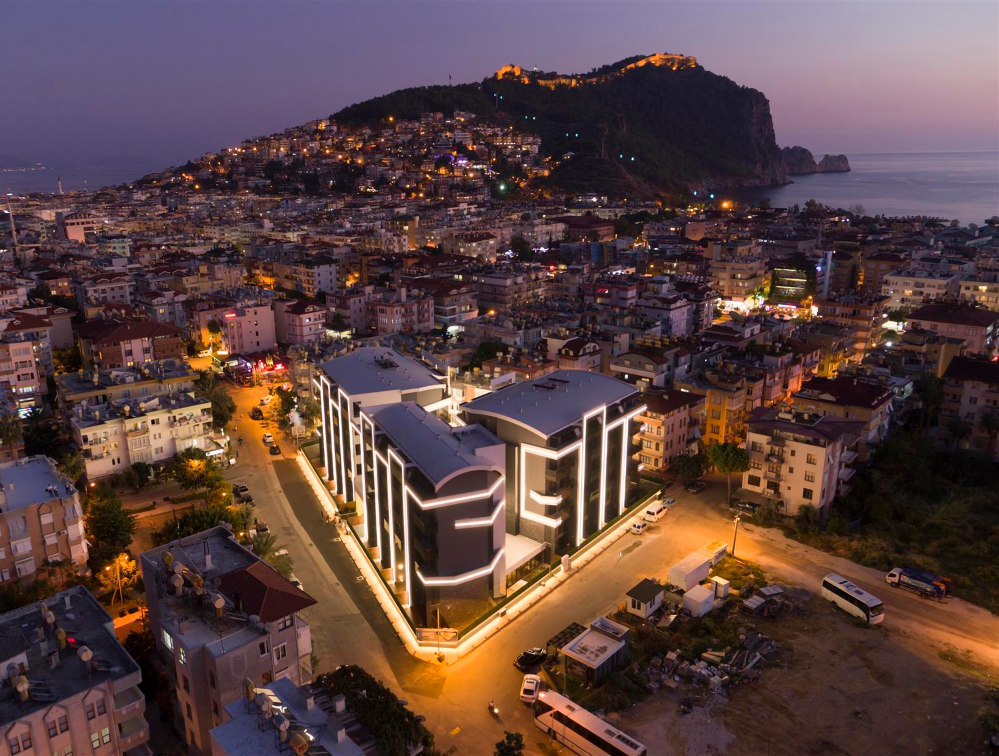 Luksus 2+1 Lejlighed med Hav, Slot og Bjergudsigt i Alanya Center