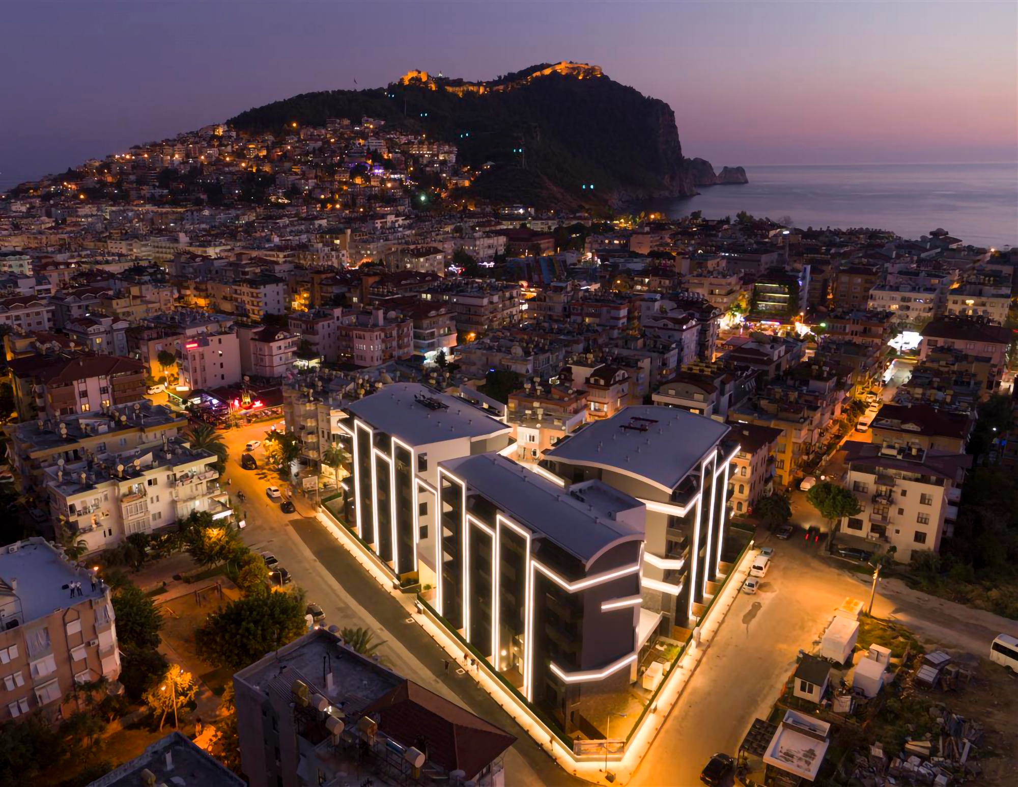 Luksus 2+1 Lejlighed med Hav, Slot og Bjergudsigt i Alanya Center