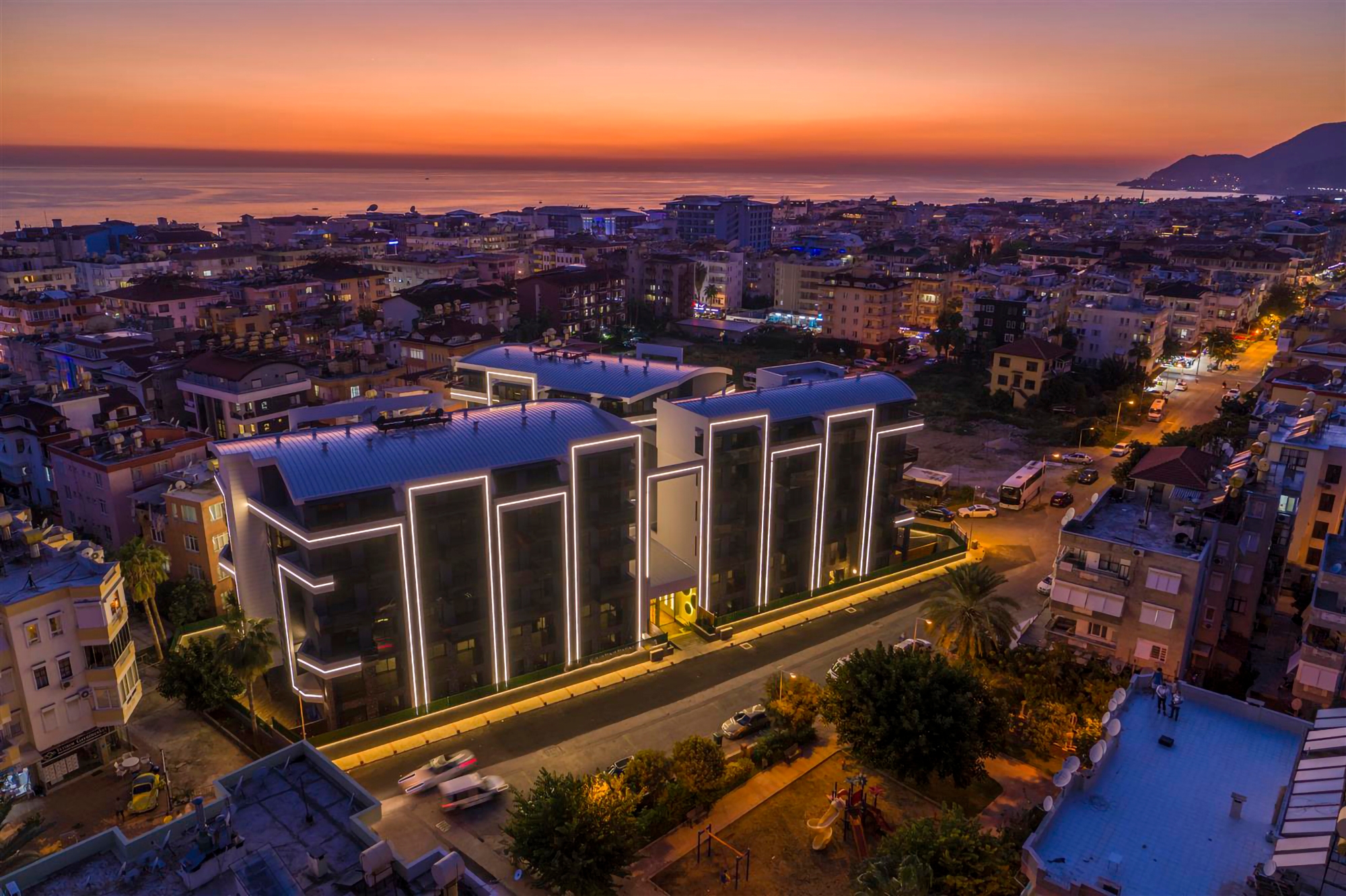 Luksus 2+1 Lejlighed med Hav, Slot og Bjergudsigt i Alanya Center