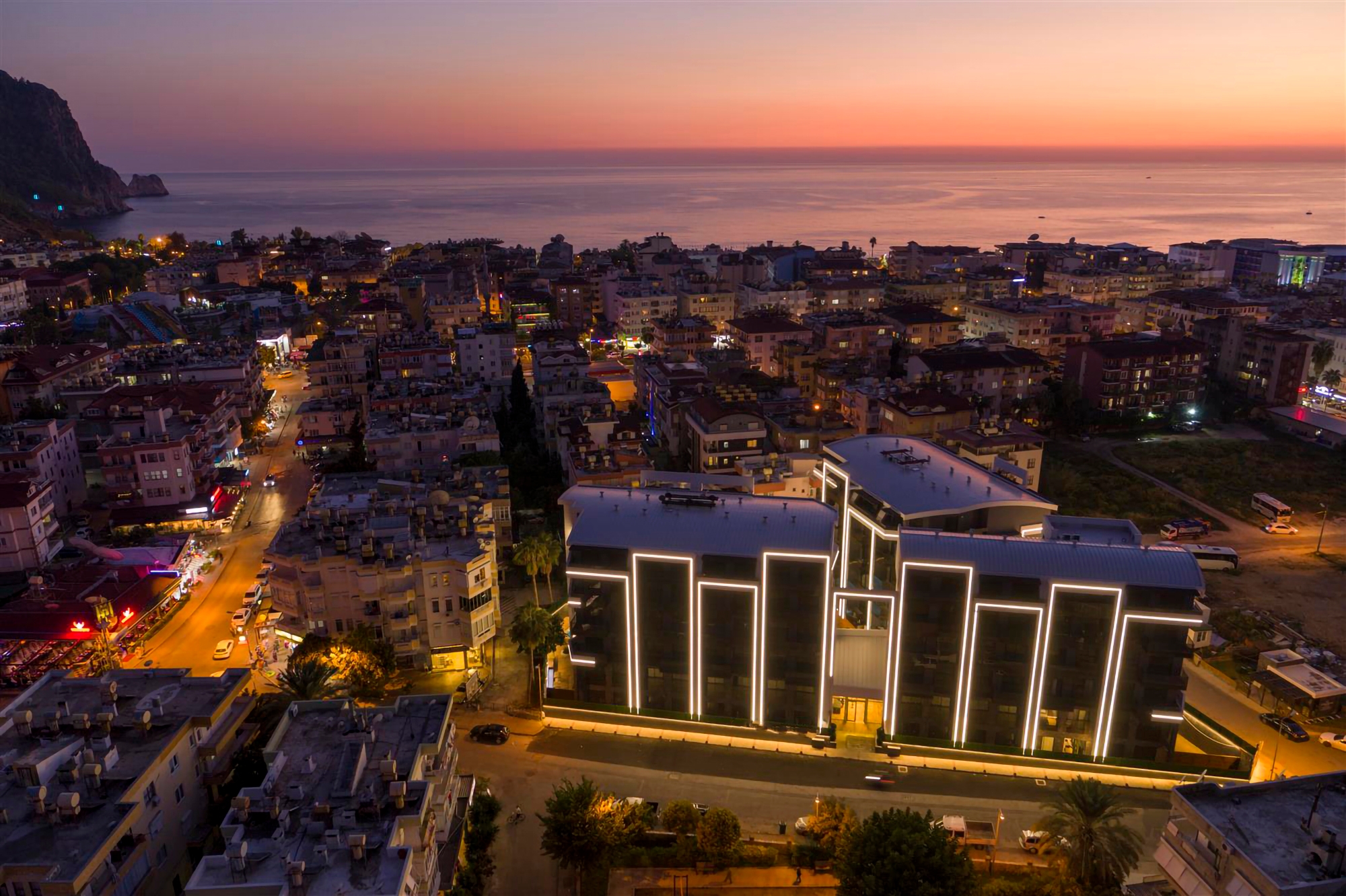 Luksus 2+1 Lejlighed med Hav, Slot og Bjergudsigt i Alanya Center
