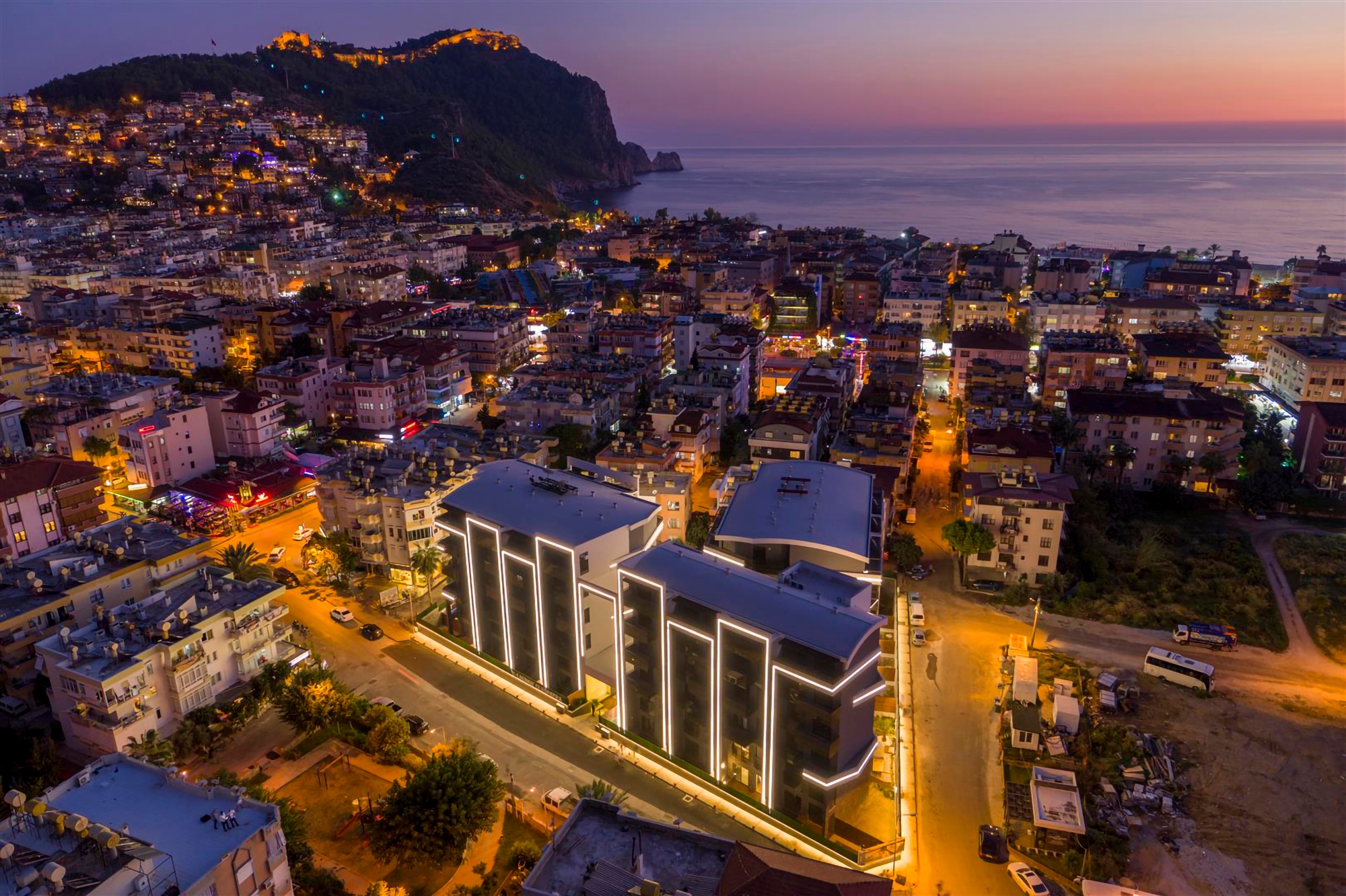 Luksus 2+1 Lejlighed med Hav, Slot og Bjergudsigt i Alanya Center