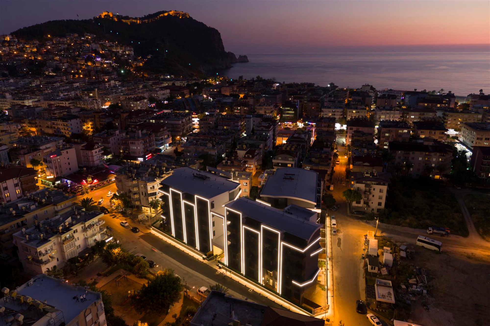 Luksus 2+1 Lejlighed med Hav, Slot og Bjergudsigt i Alanya Center