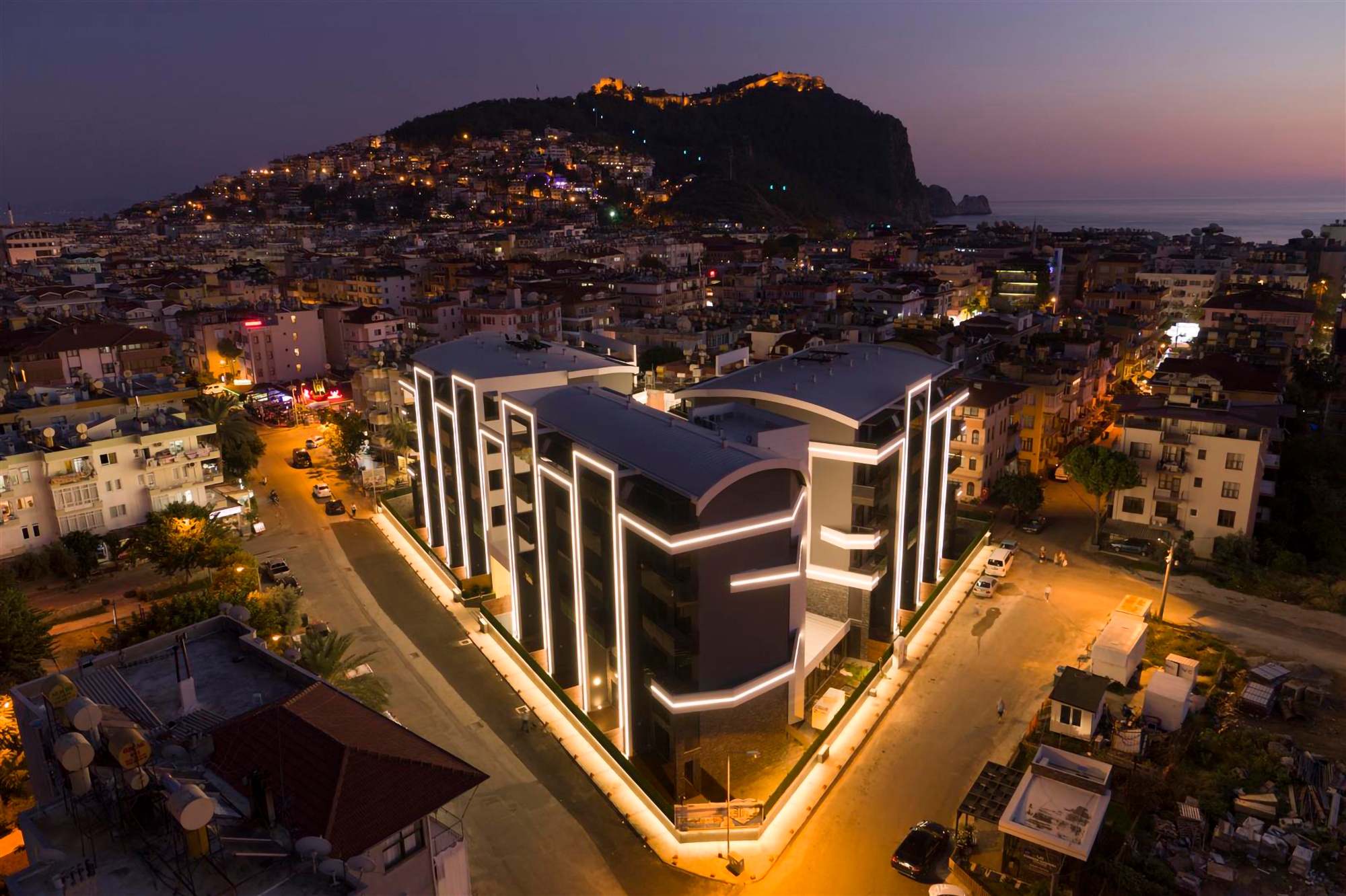 Luksus 2+1 Lejlighed med Hav, Slot og Bjergudsigt i Alanya Center