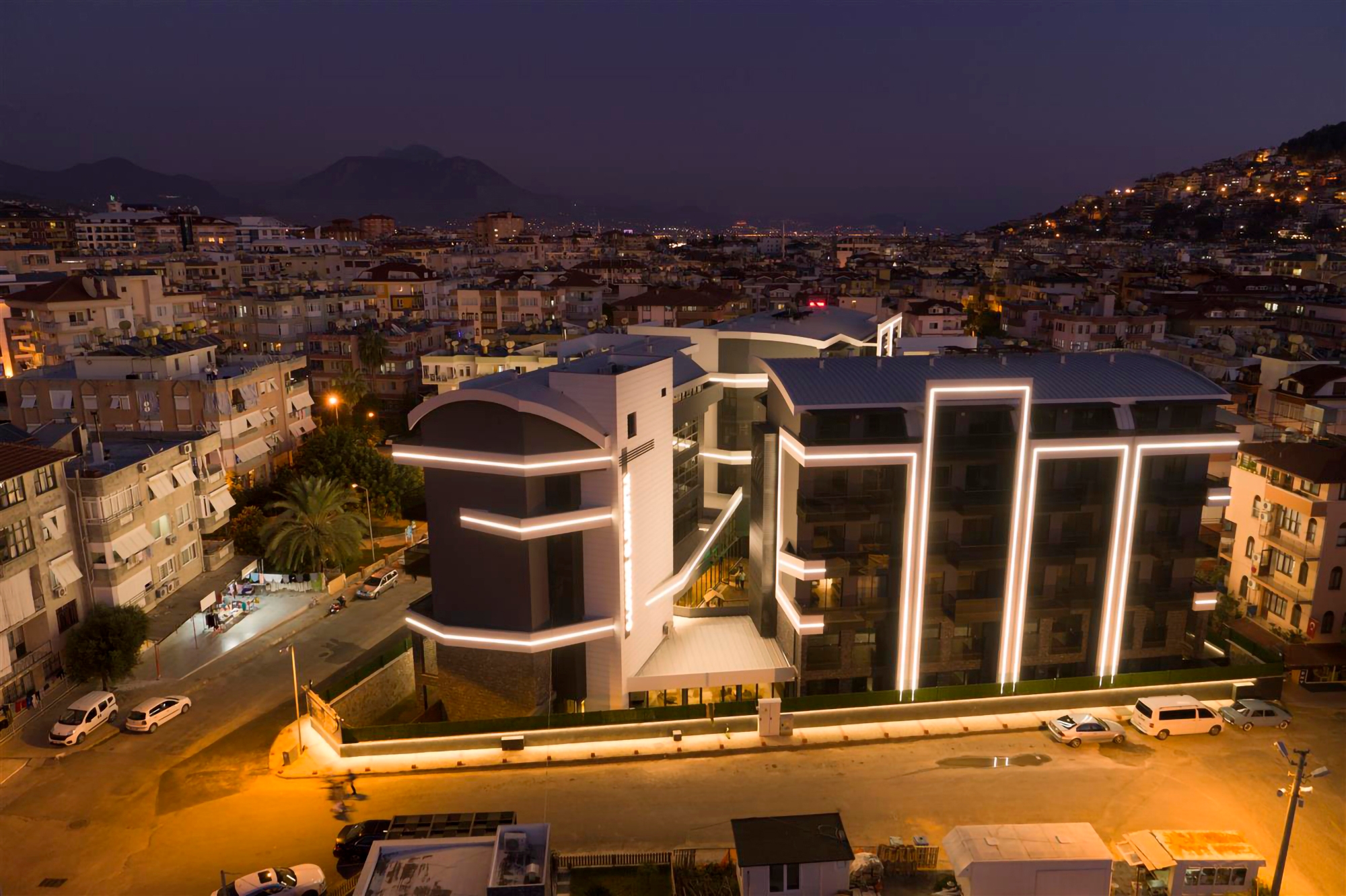 Luksus 2+1 Lejlighed med Hav, Slot og Bjergudsigt i Alanya Center