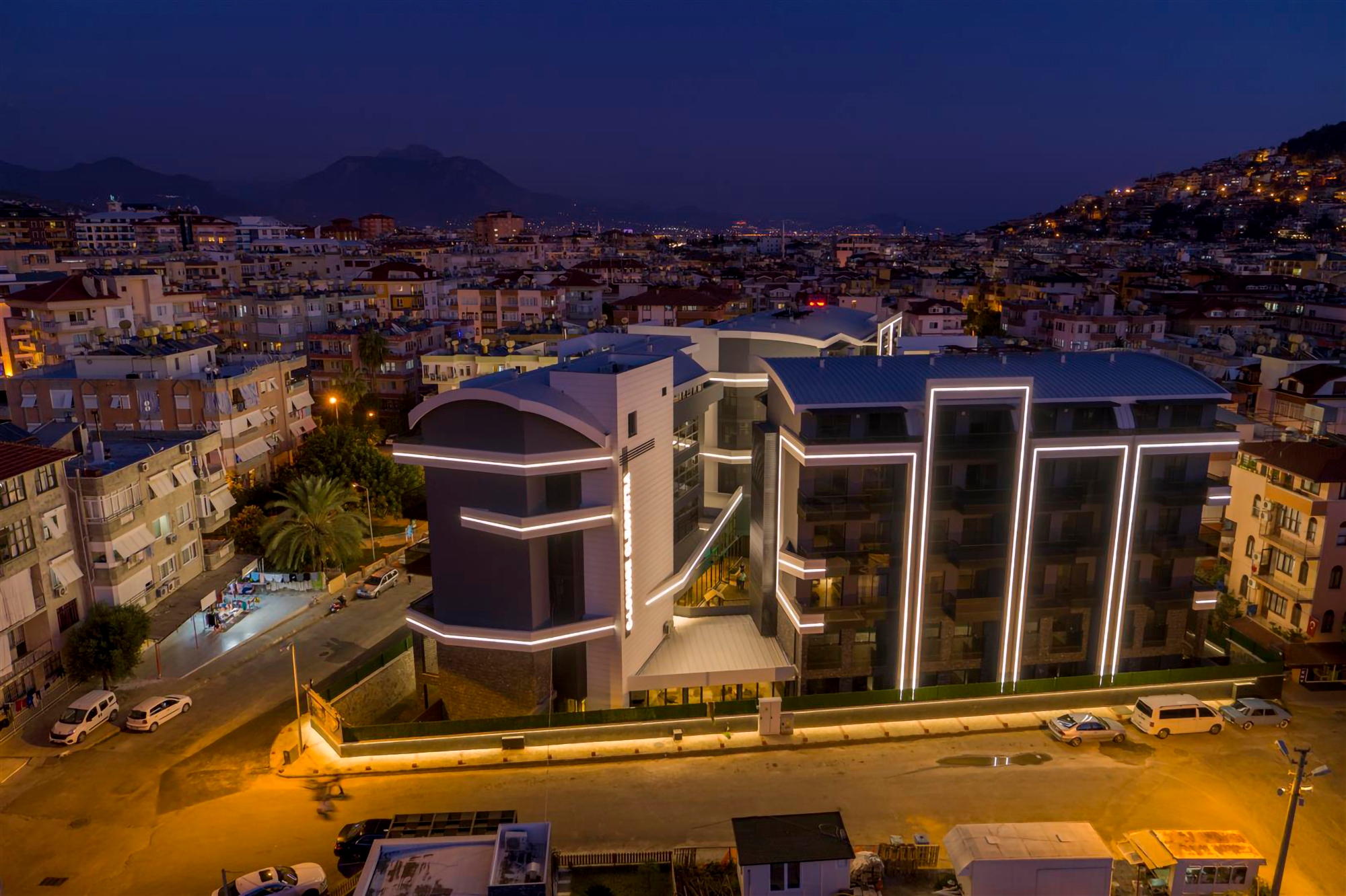 Luksus 2+1 Lejlighed med Hav, Slot og Bjergudsigt i Alanya Center