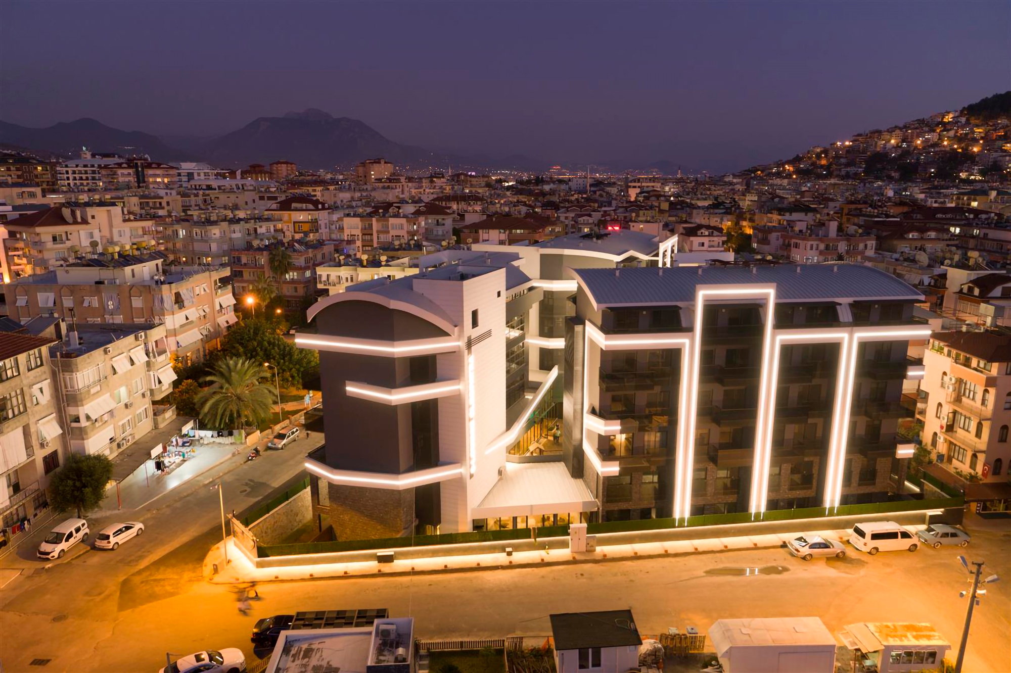 Luksus 2+1 Lejlighed med Hav, Slot og Bjergudsigt i Alanya Center