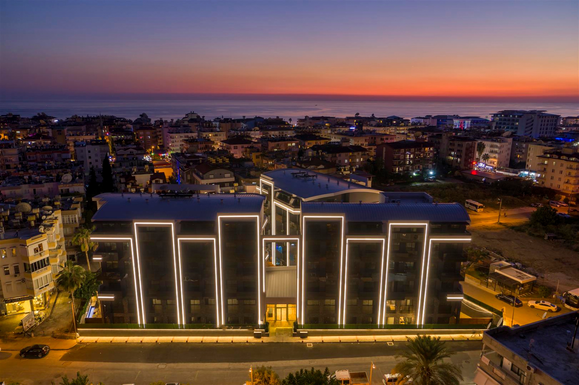 Luksus 2+1 Lejlighed med Hav, Slot og Bjergudsigt i Alanya Center