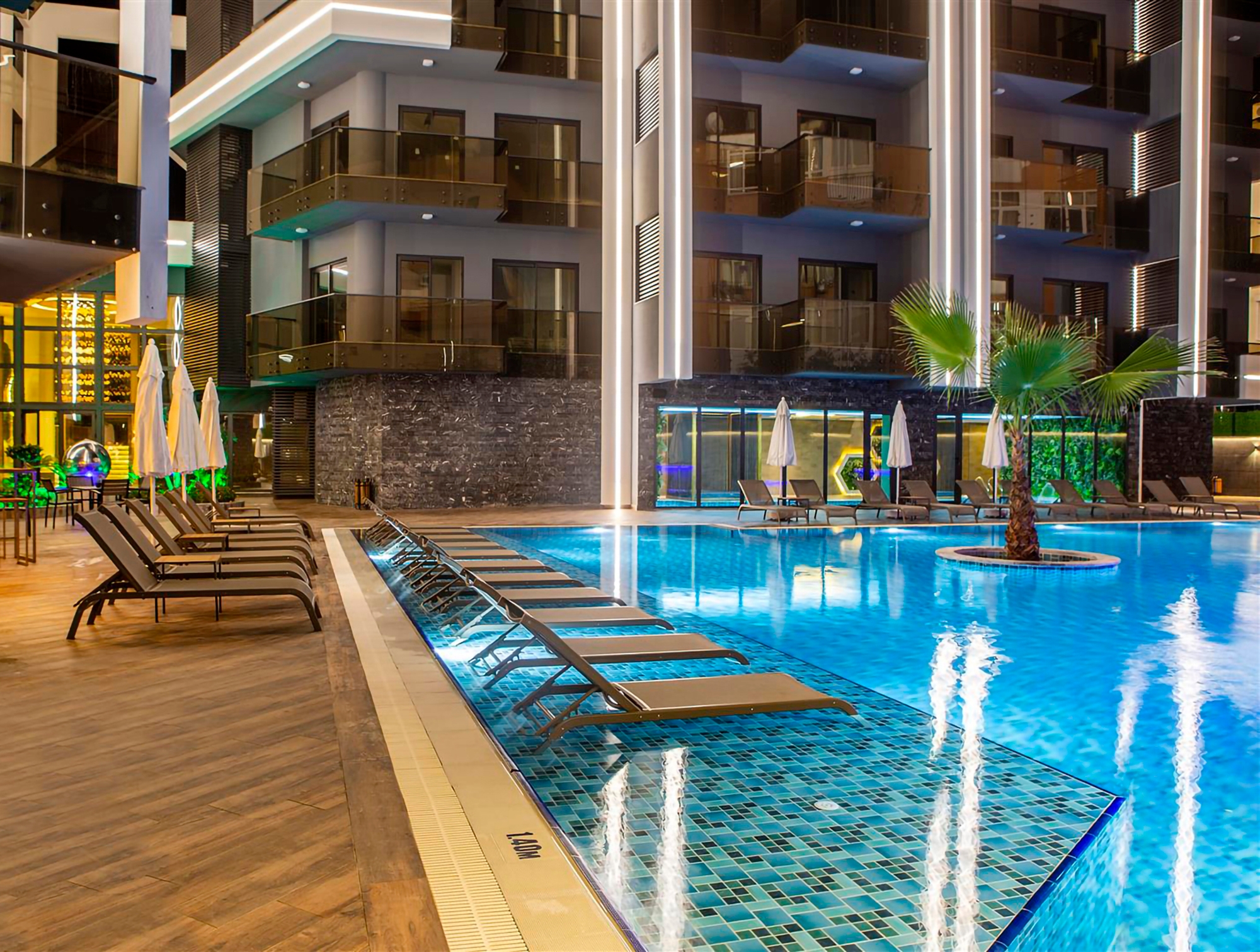Luksus 2+1 Lejlighed med Hav, Slot og Bjergudsigt i Alanya Center