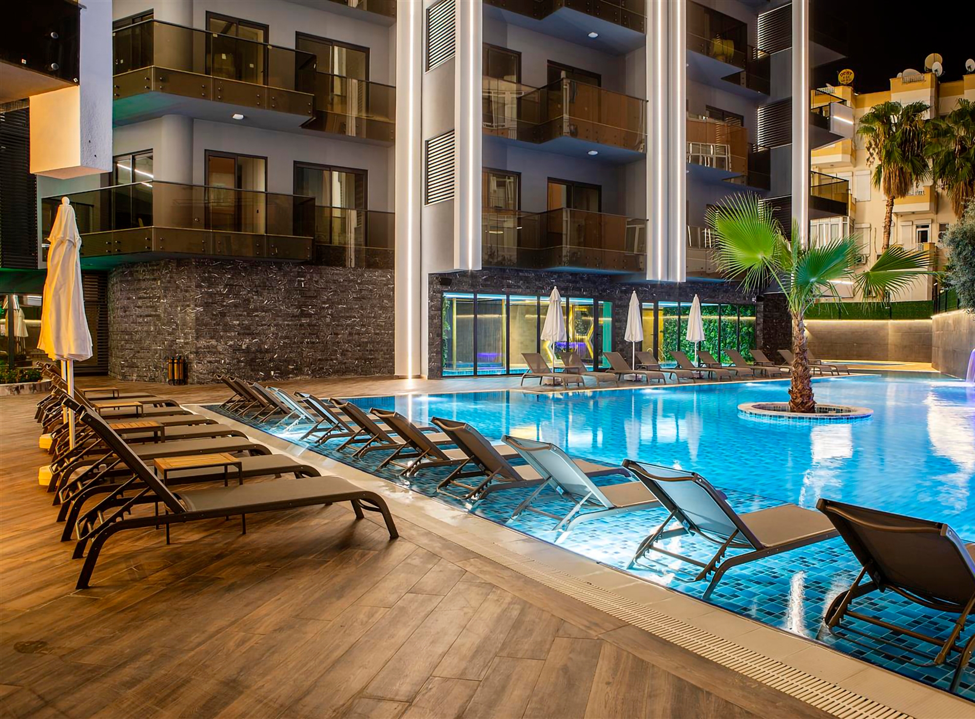 Luksus 2+1 Lejlighed med Hav, Slot og Bjergudsigt i Alanya Center