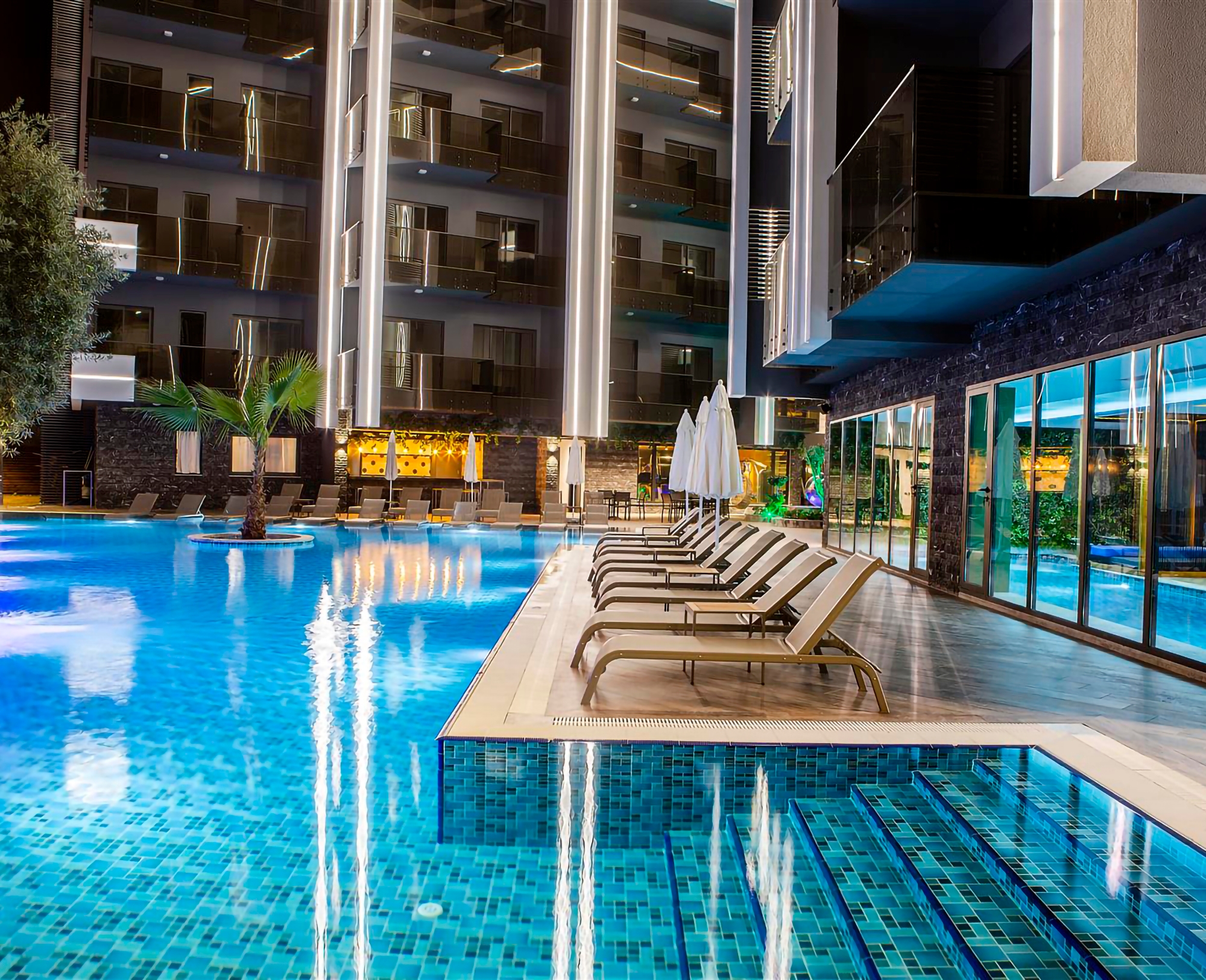 Luksus 2+1 Lejlighed med Hav, Slot og Bjergudsigt i Alanya Center