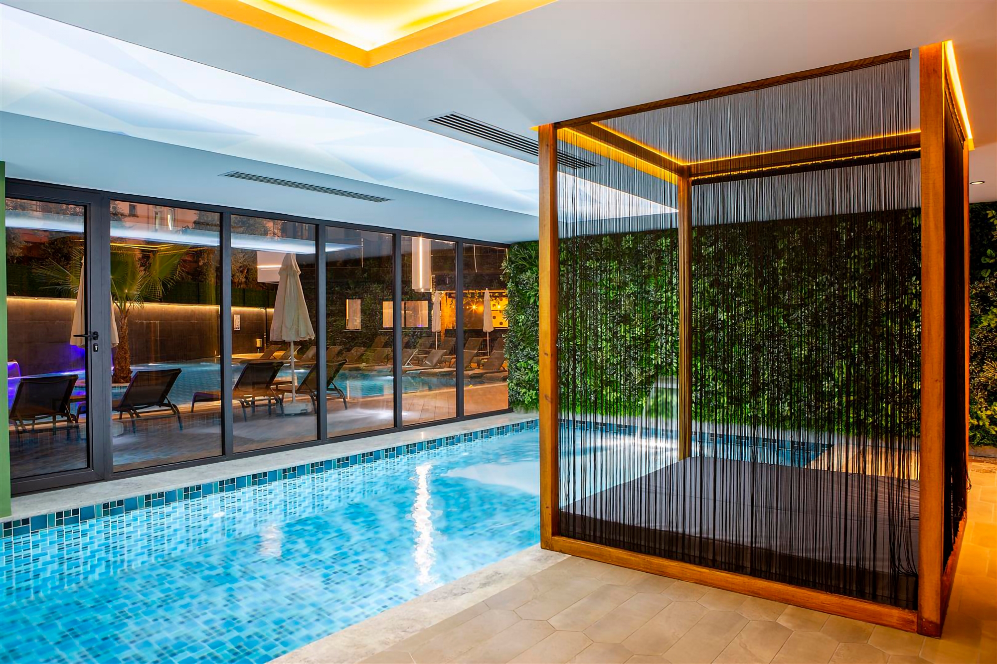 Luksus 2+1 Lejlighed med Hav, Slot og Bjergudsigt i Alanya Center