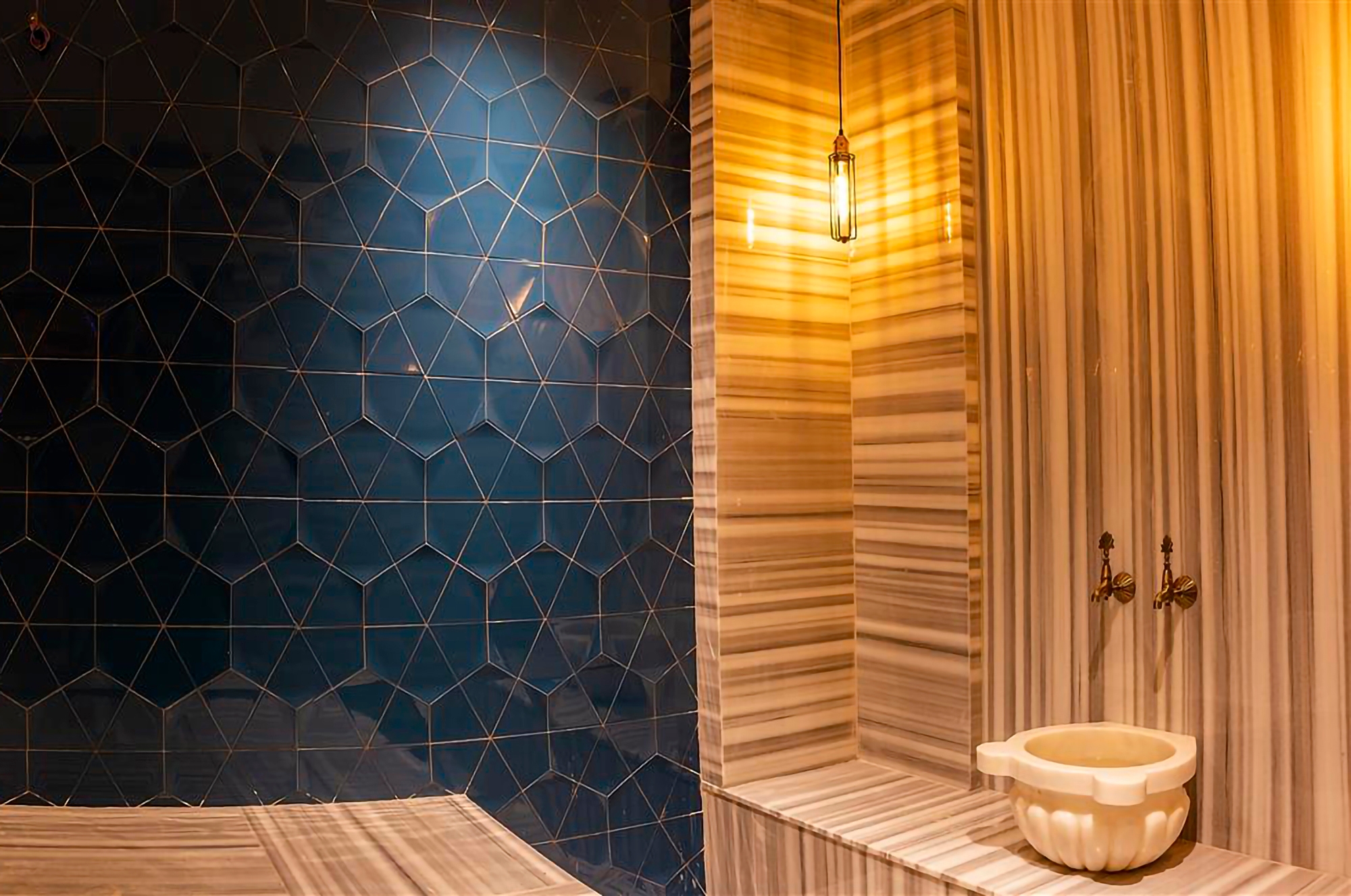 Luksus 2+1 Lejlighed med Hav, Slot og Bjergudsigt i Alanya Center