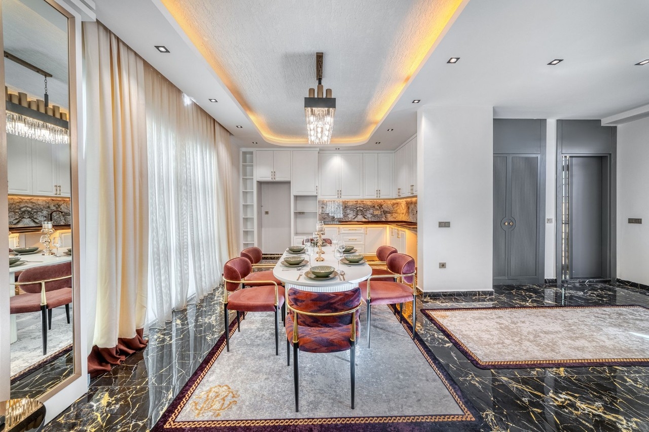 Luksuriøs 5+1 Villa med Fantastisk Udsigt i Kargicak, Alanya