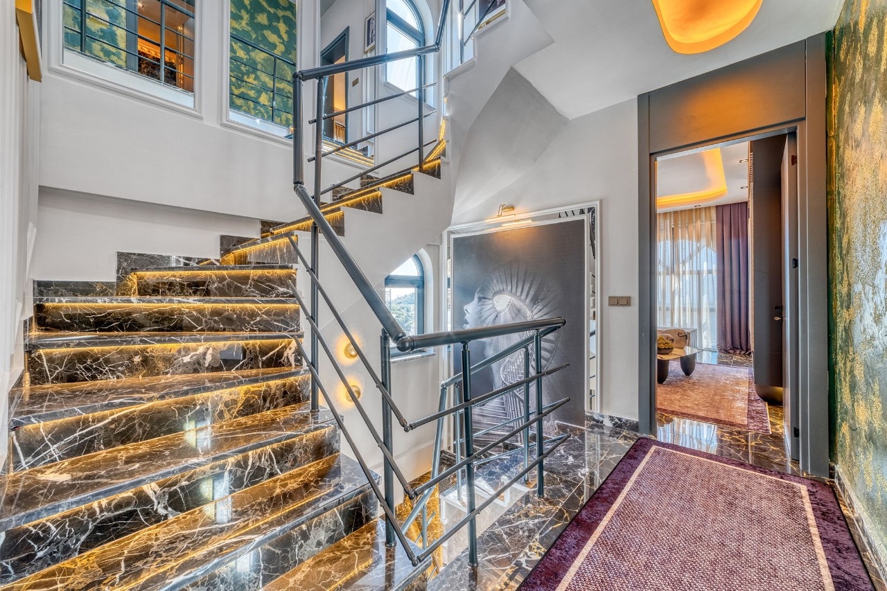 Luksuriøs 5+1 Villa med Fantastisk Udsigt i Kargicak, Alanya