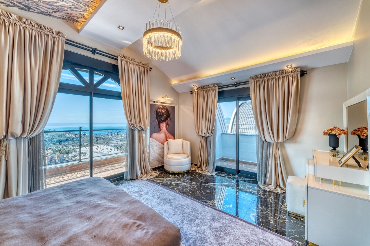 Luksuriøs 5+1 Villa med Fantastisk Udsigt i Kargicak, Alanya