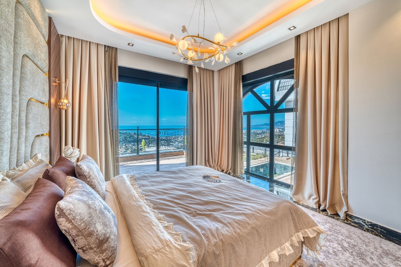 Luksuriøs 5+1 Villa med Fantastisk Udsigt i Kargicak, Alanya