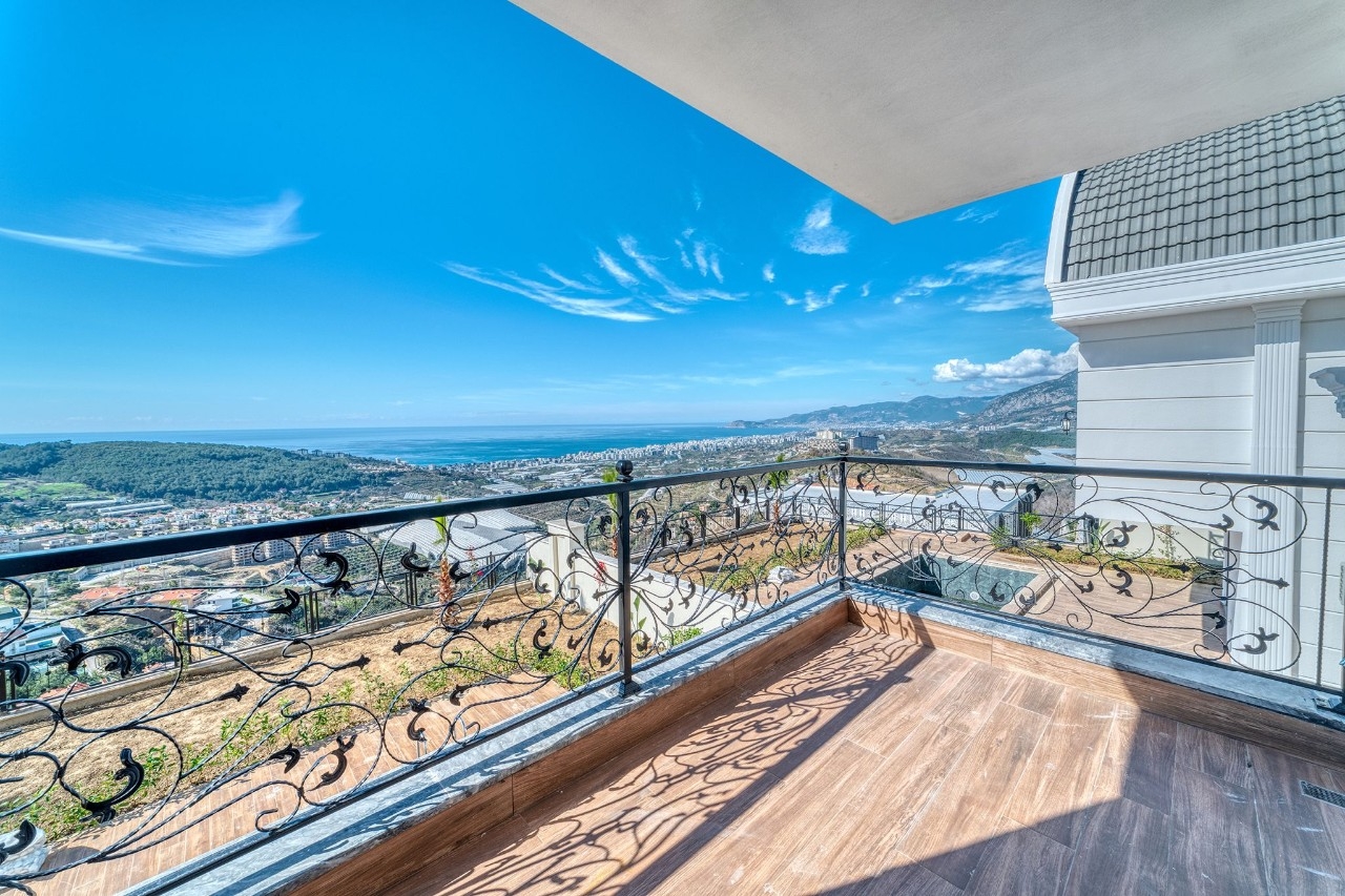 Luksuriøs 5+1 Villa med Fantastisk Udsigt i Kargicak, Alanya