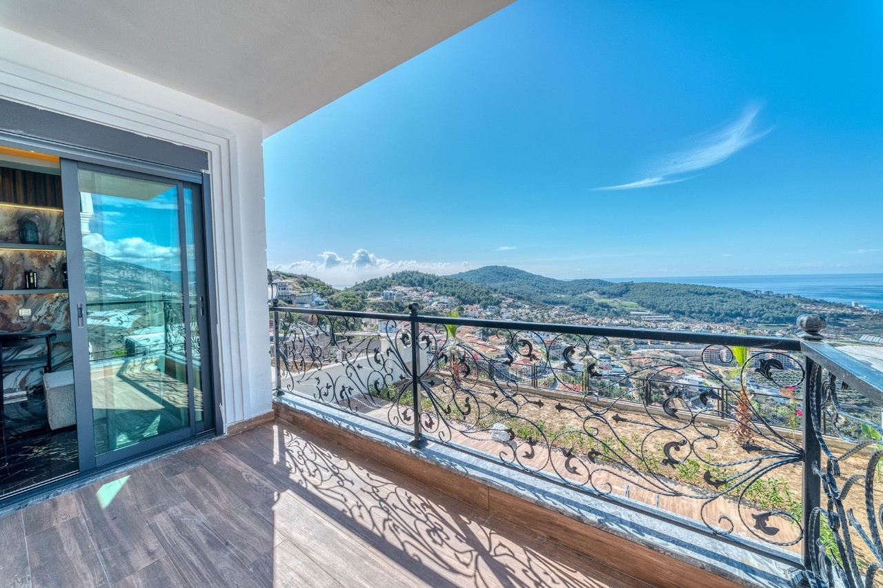 Luksuriøs 5+1 Villa med Fantastisk Udsigt i Kargicak, Alanya