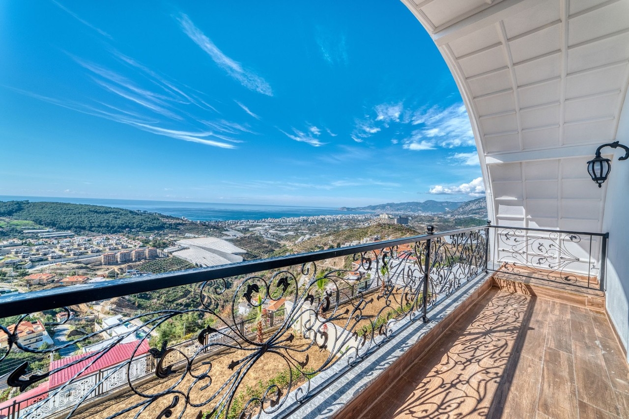 Luksuriøs 5+1 Villa med Fantastisk Udsigt i Kargicak, Alanya