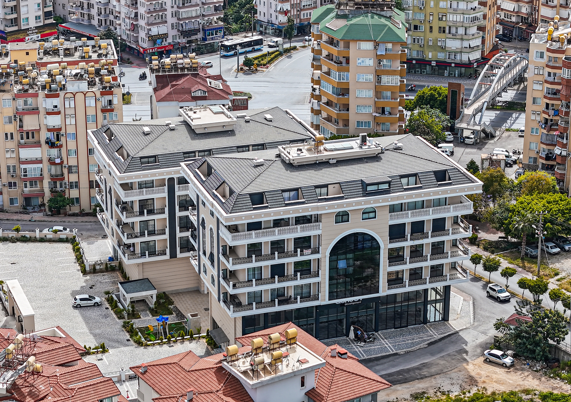 Luxuriöse 3+1 Wohnung mit Bergblick im Zentrum von Alanya