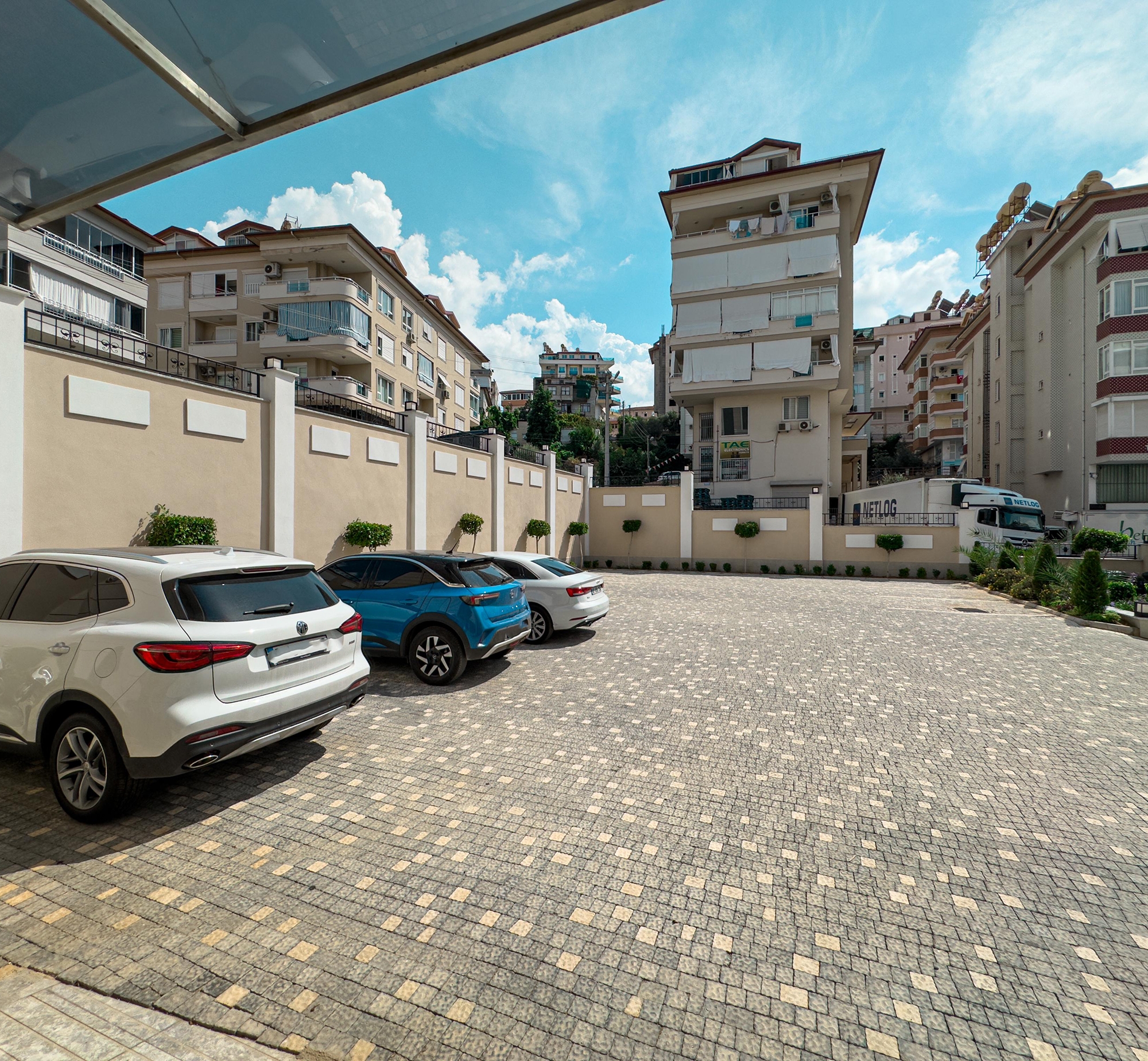 Luxuriöse 3+1 Wohnung mit Bergblick im Zentrum von Alanya