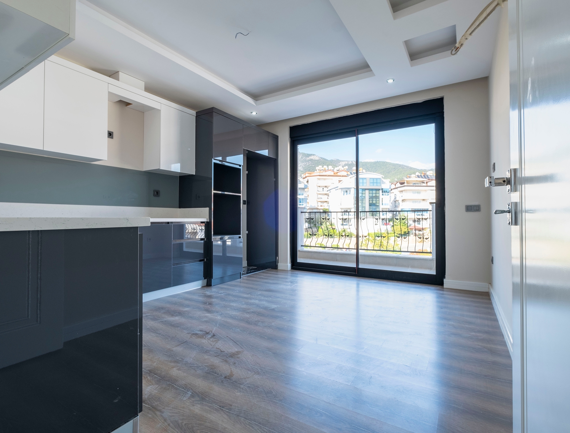 Luxuriöse 3+1 Wohnung mit Bergblick im Zentrum von Alanya