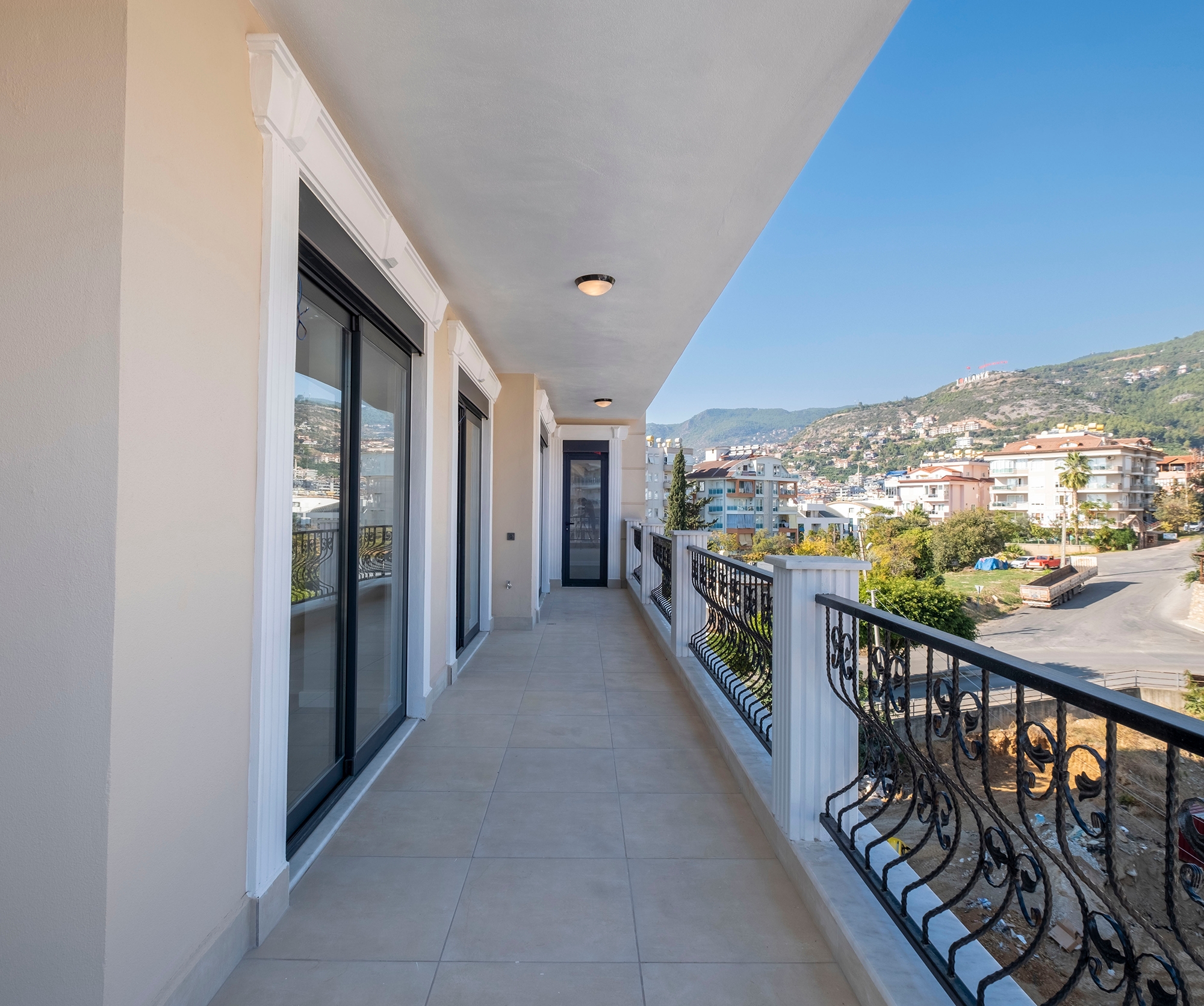 Luxuriöse 3+1 Wohnung mit Bergblick im Zentrum von Alanya
