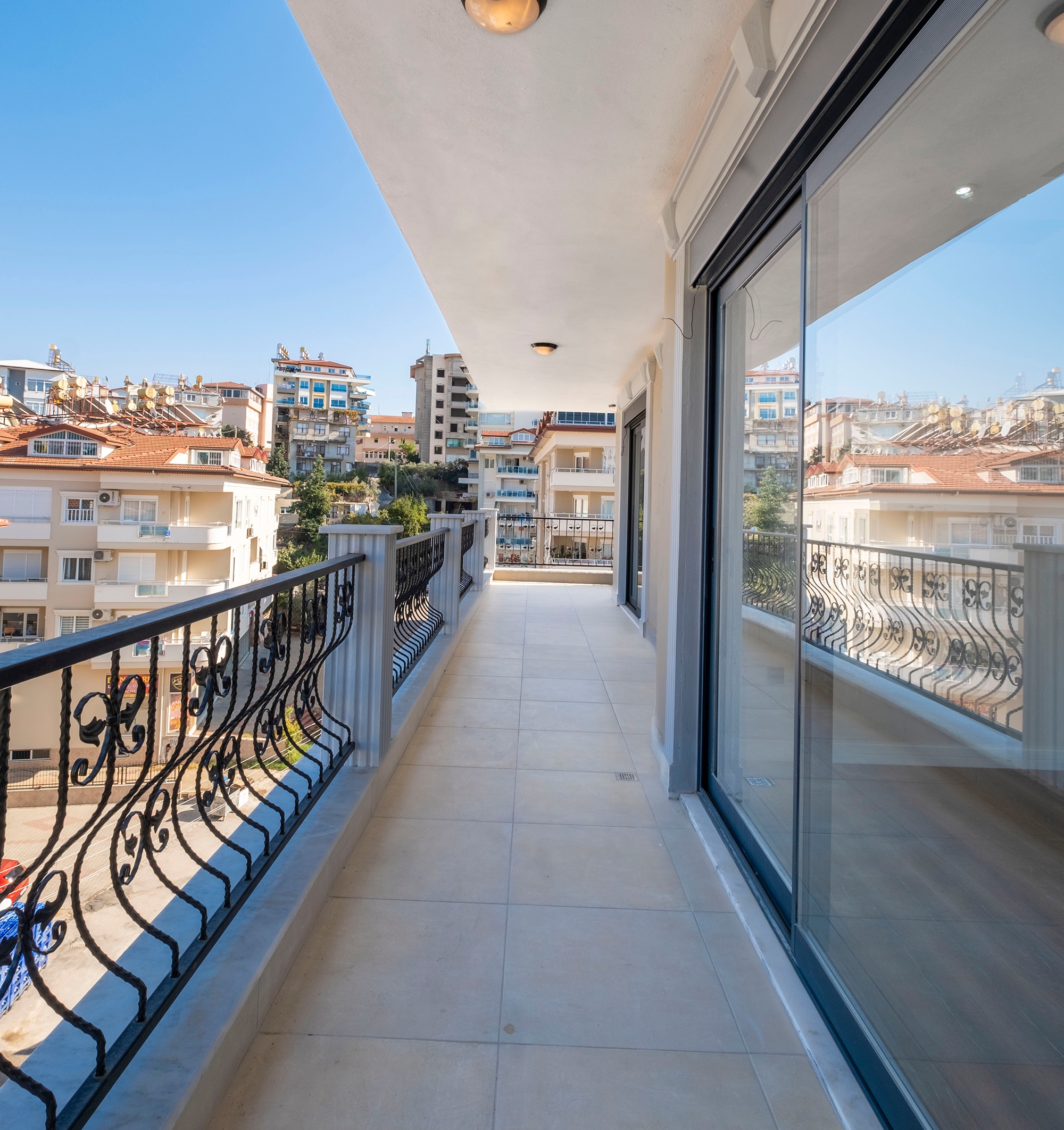Luxuriöse 3+1 Wohnung mit Bergblick im Zentrum von Alanya