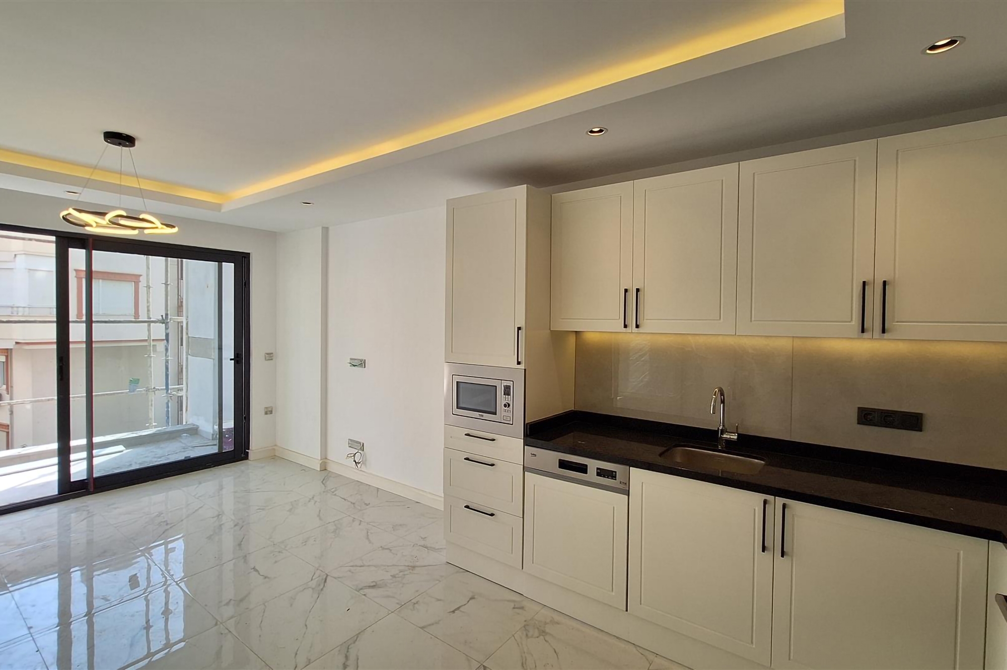Luxury 1+1 Apartment with Sea and Mountain Views, Alanya Center