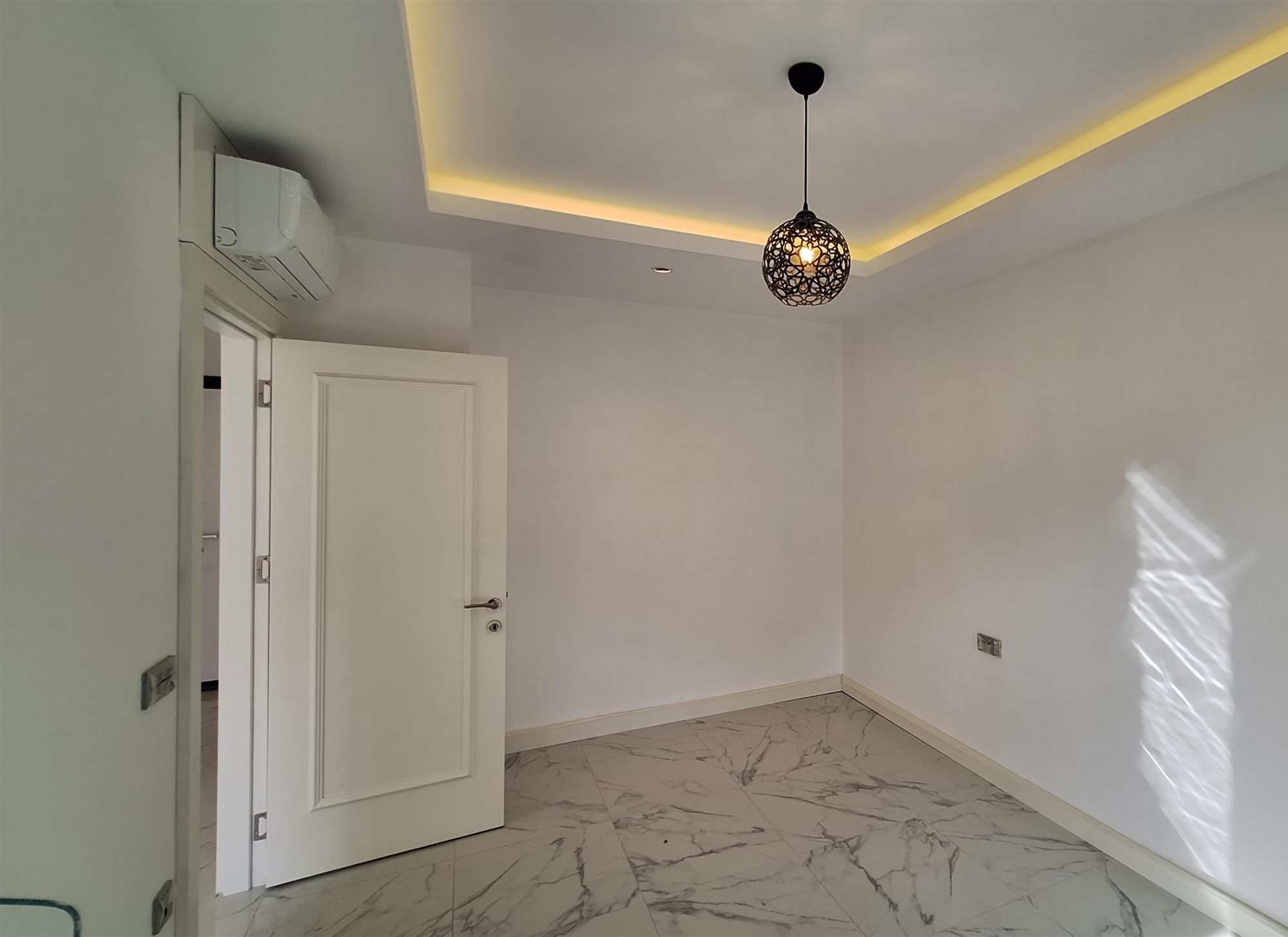 Luxury 1+1 Apartment with Sea and Mountain Views, Alanya Center