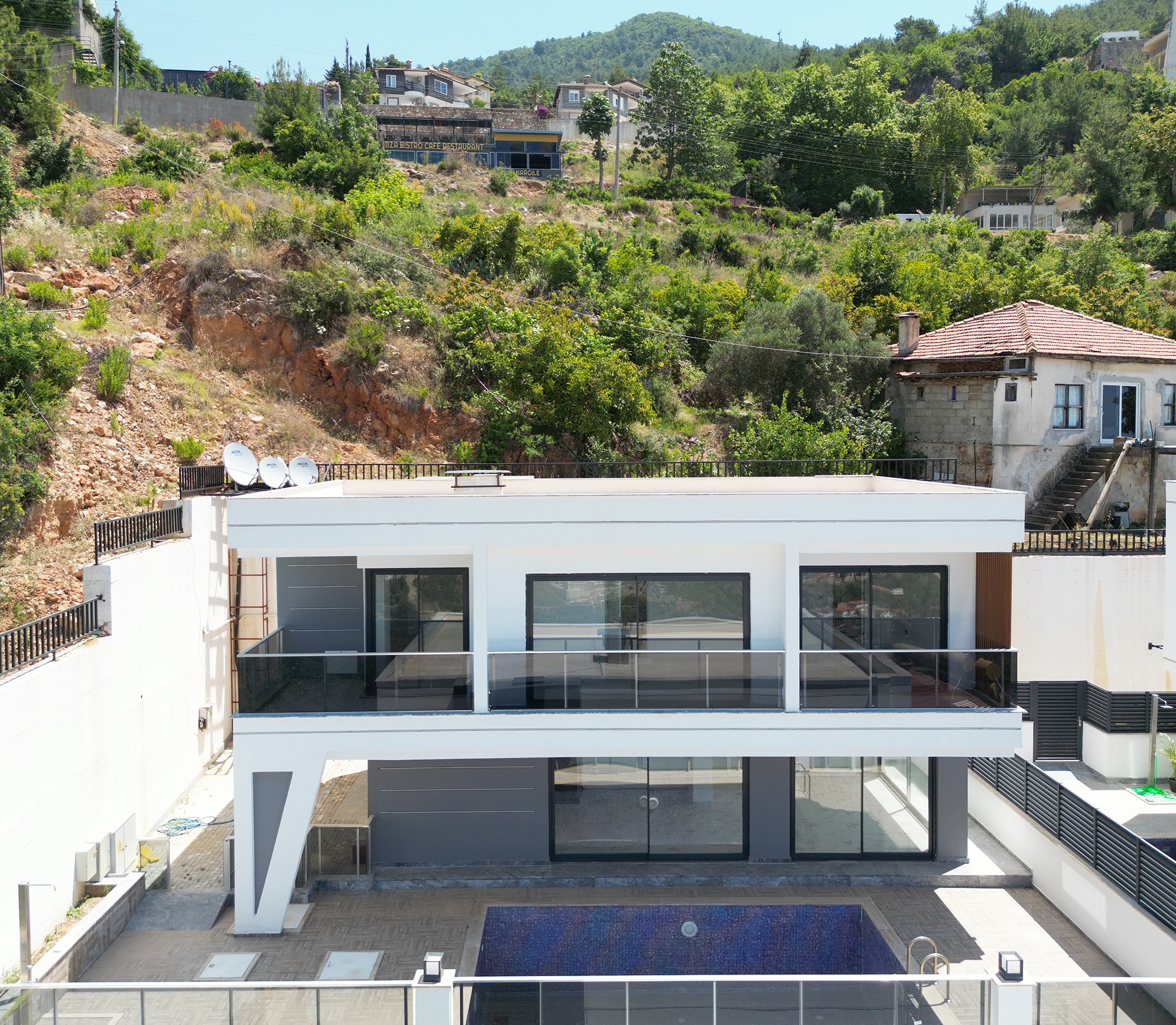 Luksus 3+1 Villa med Spektakulær Udsigt i Alanya, Bektas