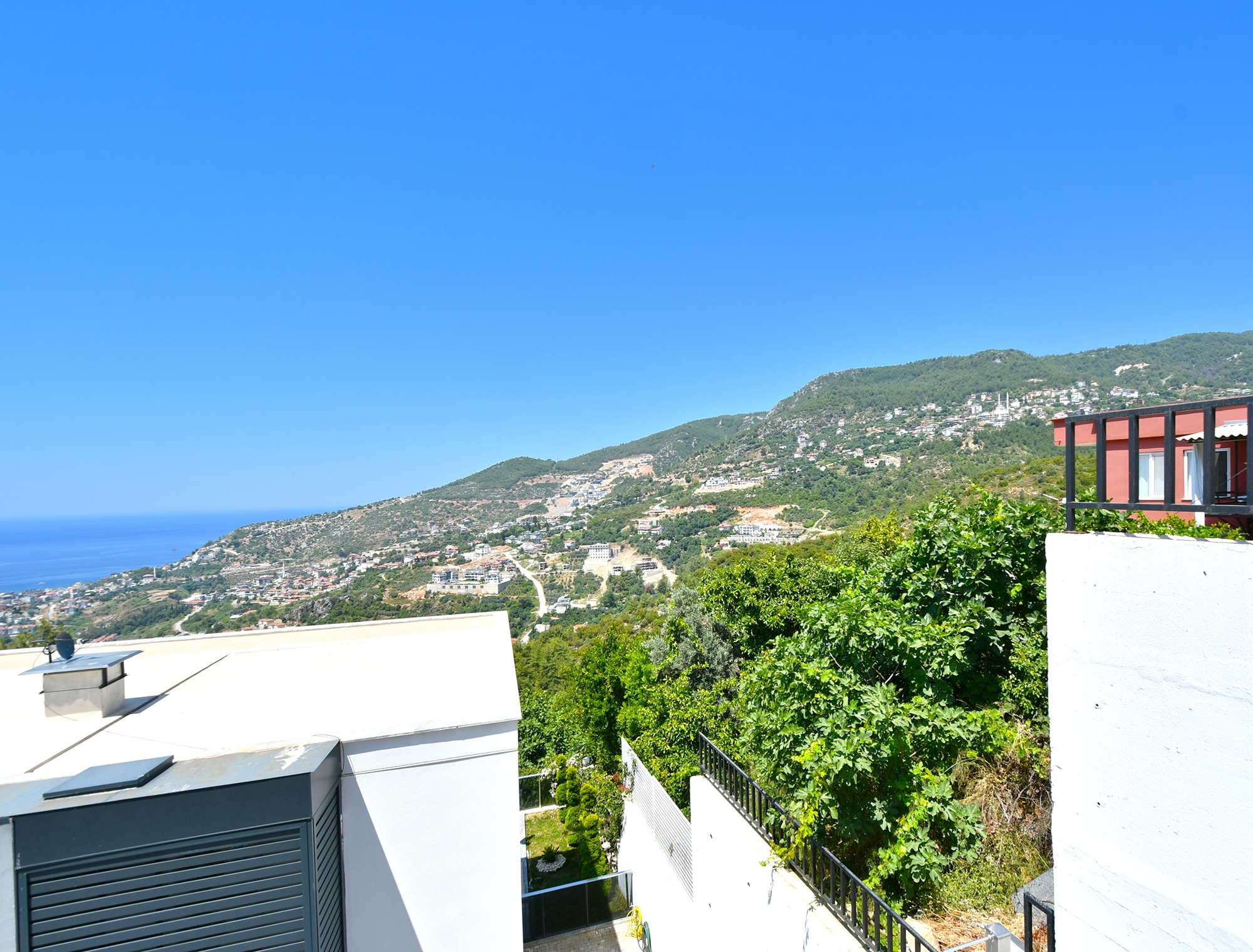 Luksus 3+1 Villa med Spektakulær Udsigt i Alanya, Bektas