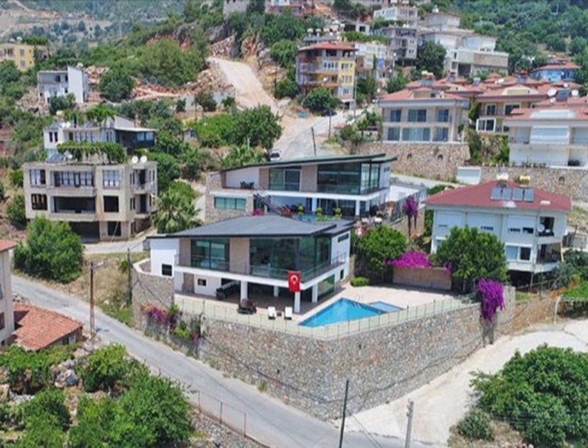 Massively furnished villa for sale in Alanya