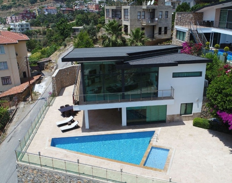 Massively furnished villa for sale in Alanya