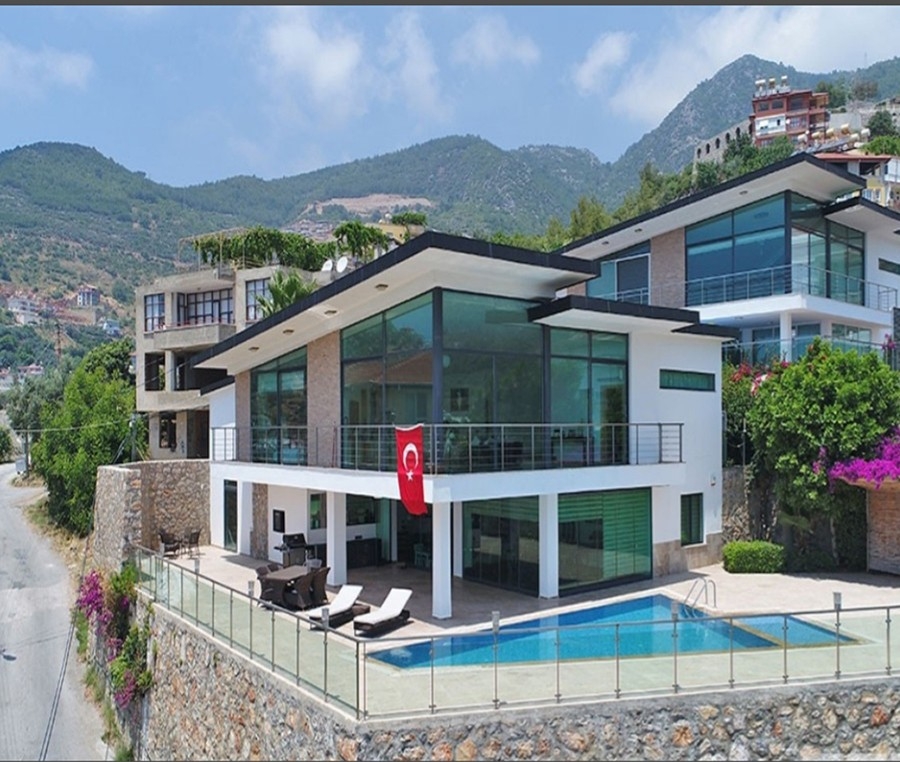 Massively furnished villa for sale in Alanya