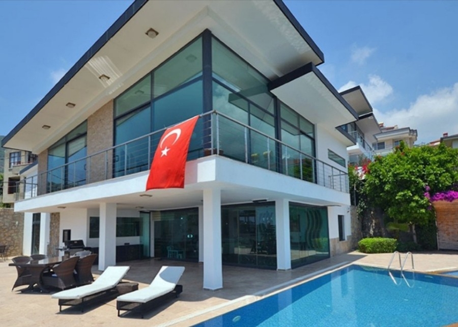 Massively furnished villa for sale in Alanya
