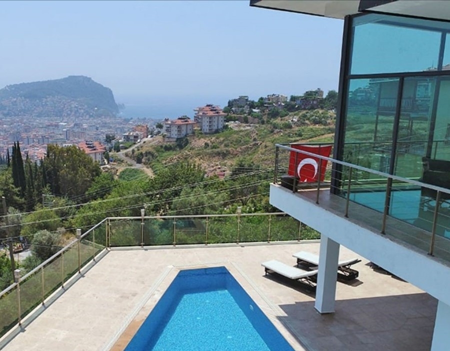 Massively furnished villa for sale in Alanya