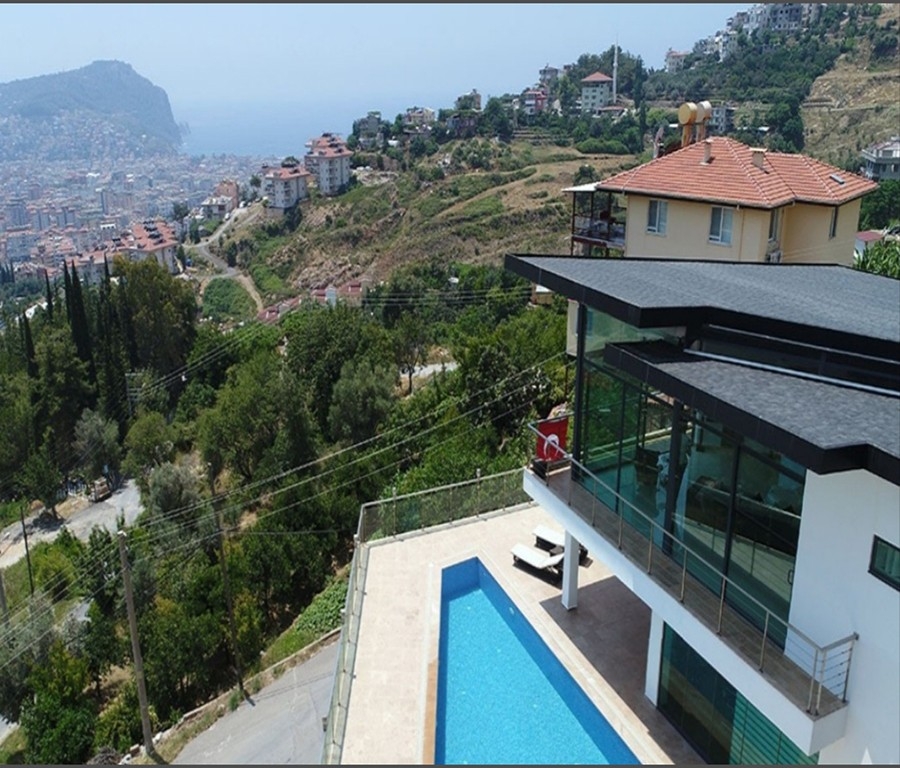 Massively furnished villa for sale in Alanya