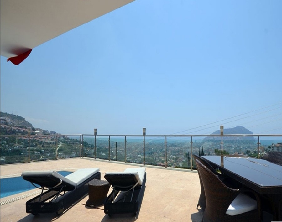 Massively furnished villa for sale in Alanya